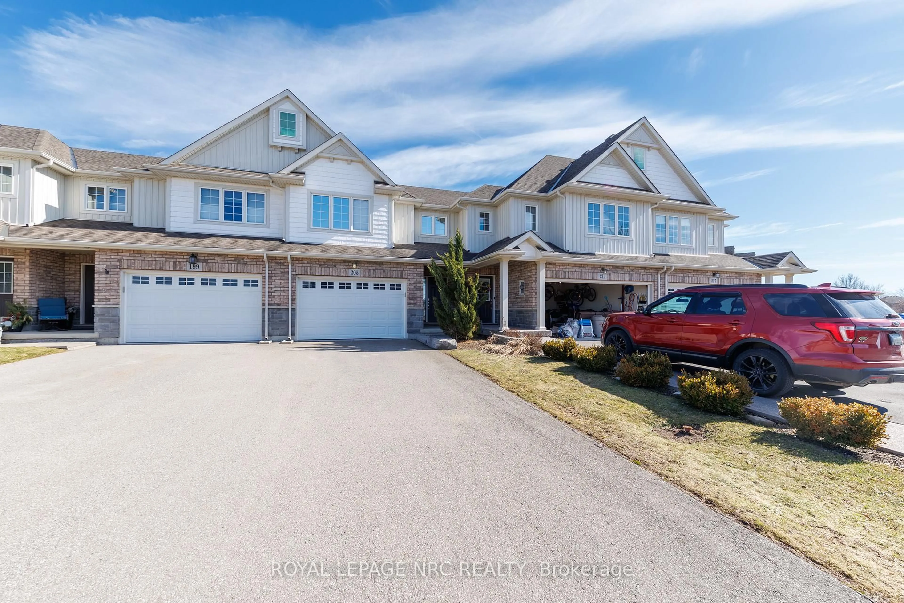 A pic from outside/outdoor area/front of a property/back of a property/a pic from drone, street for 205 Cardinal Cres, Welland Ontario L3C 0B1