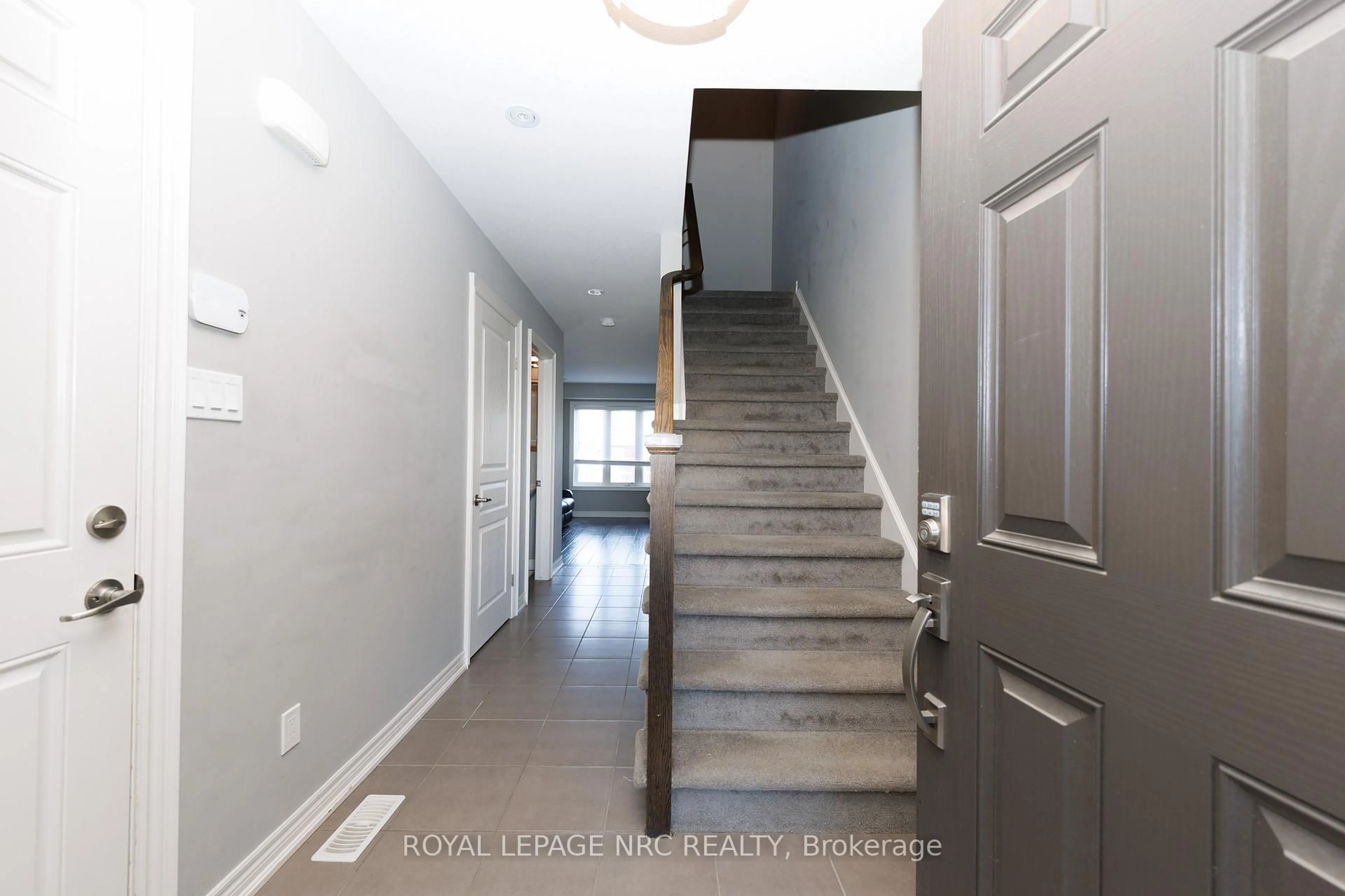 Indoor entryway for 205 Cardinal Cres, Welland Ontario L3C 0B1