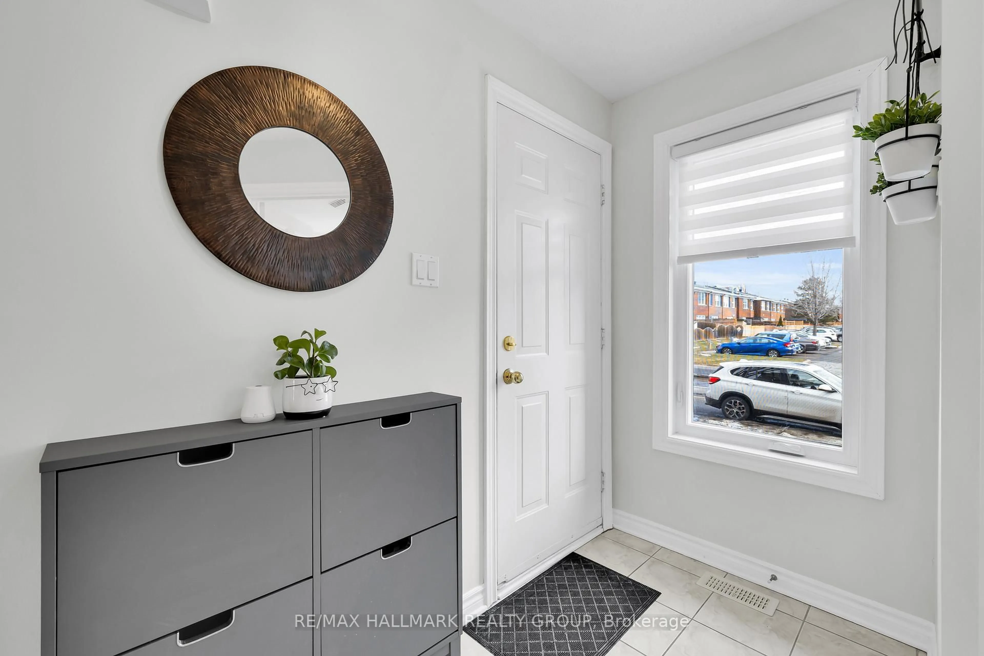 Indoor entryway for 1344 Guthrie St, Ottawa Ontario K2H 1G8