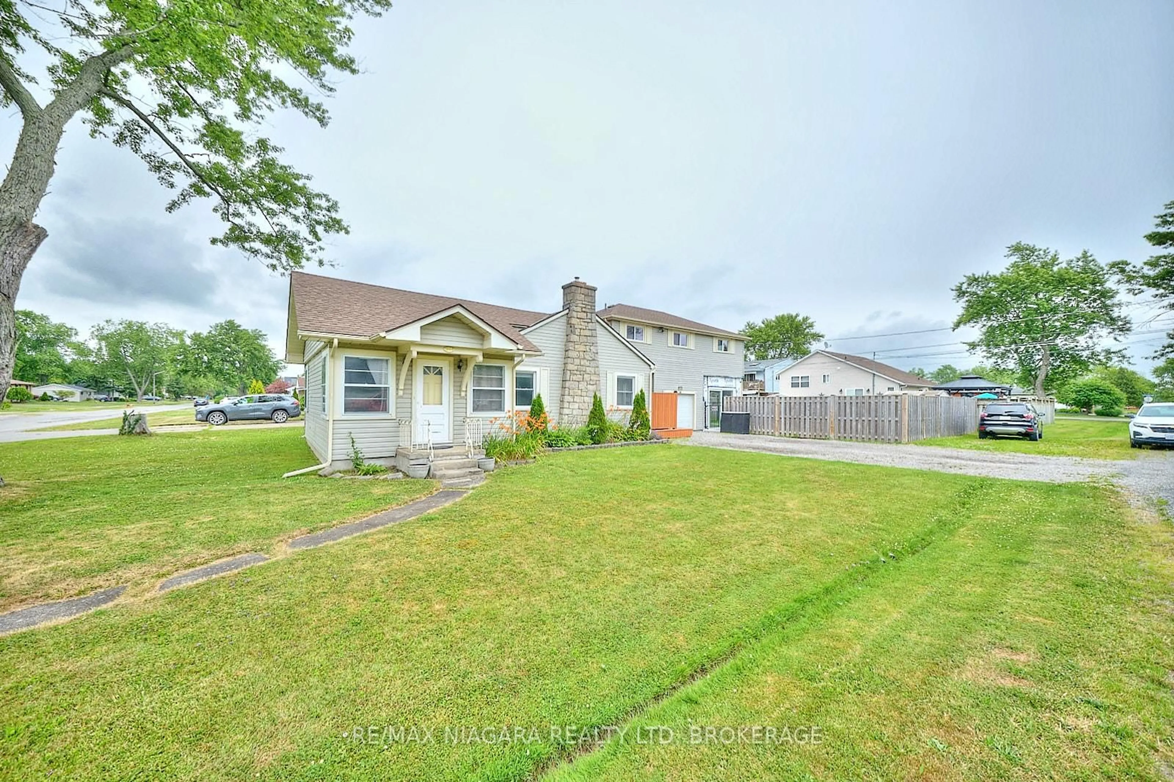A pic from outside/outdoor area/front of a property/back of a property/a pic from drone, street for 1444 Lakehurst Ave, Fort Erie Ontario L2A 3A3