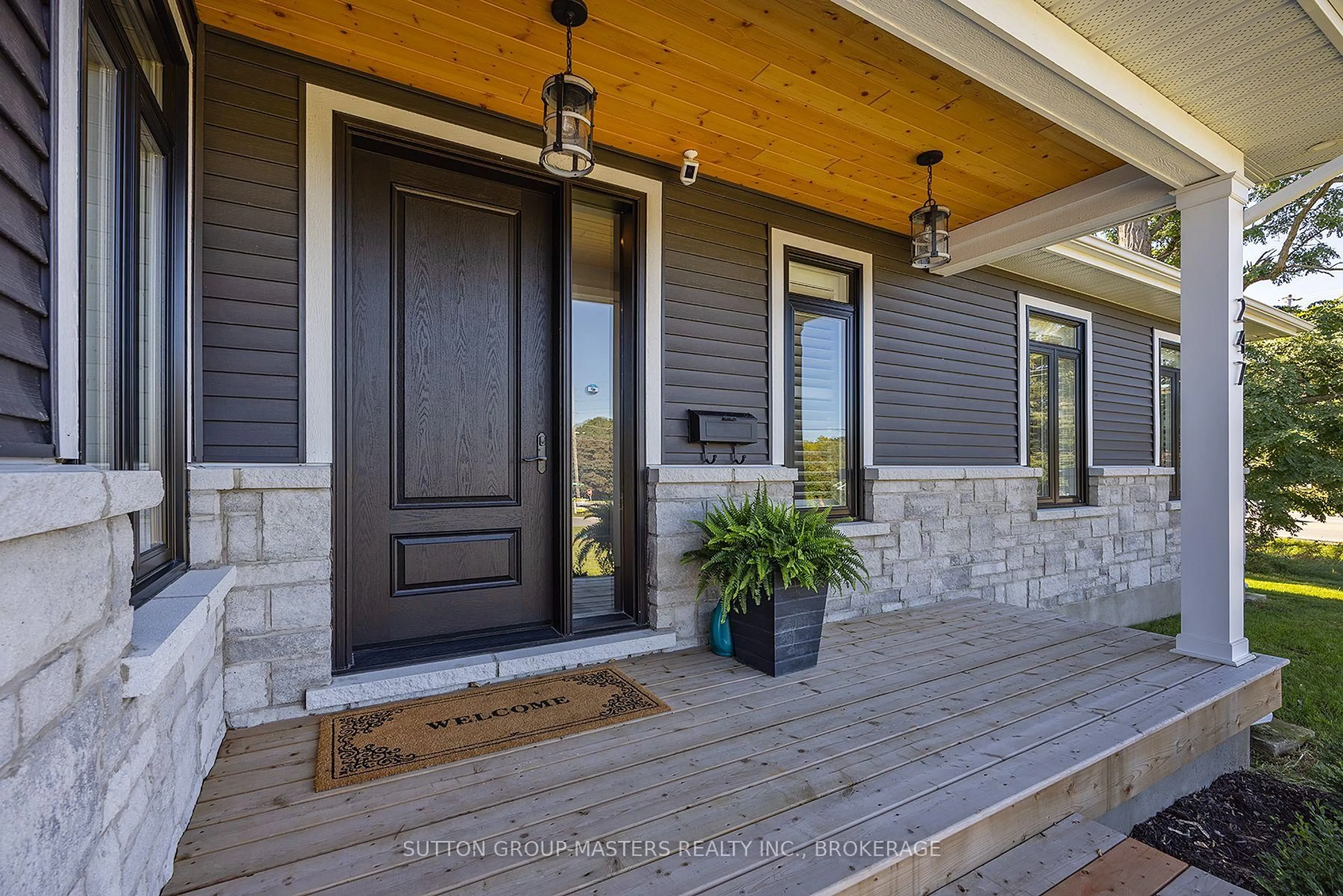 Indoor entryway for 247 ARNOLD St, Kingston Ontario K7M 3L7