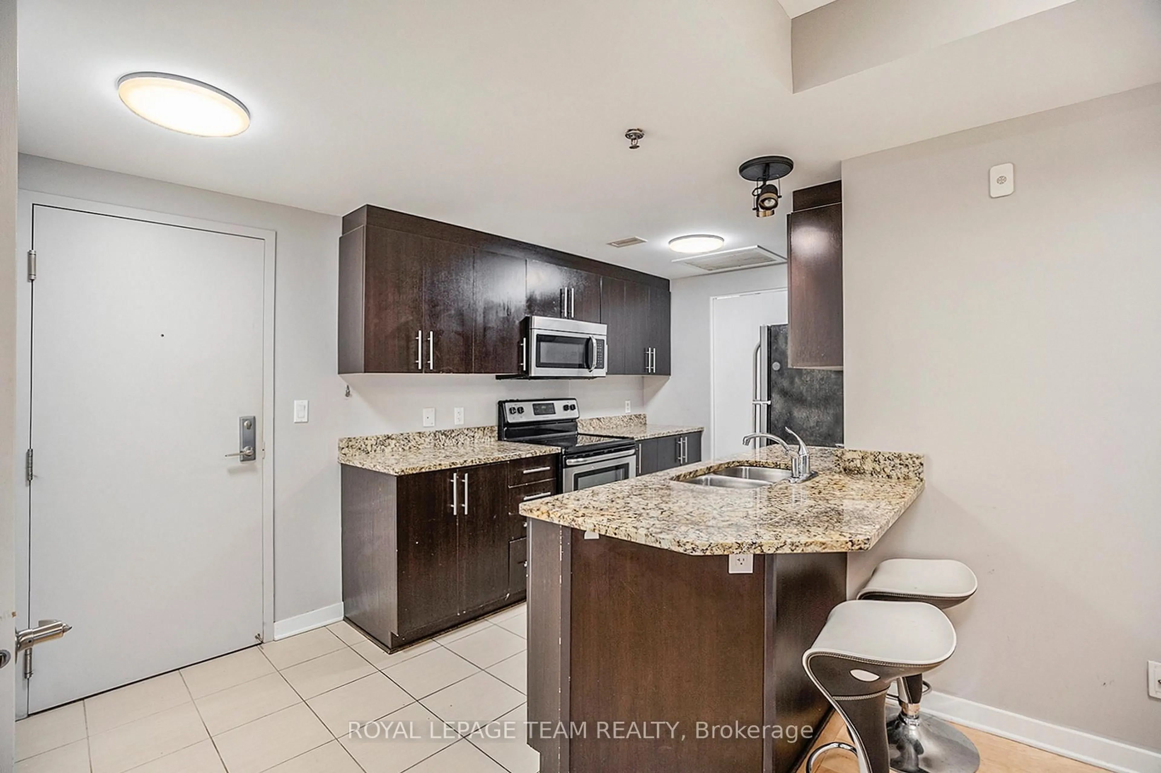 Standard kitchen, ceramic/tile floor for 456 KING EDWARD Ave #404, Ottawa Ontario K1N 7M9