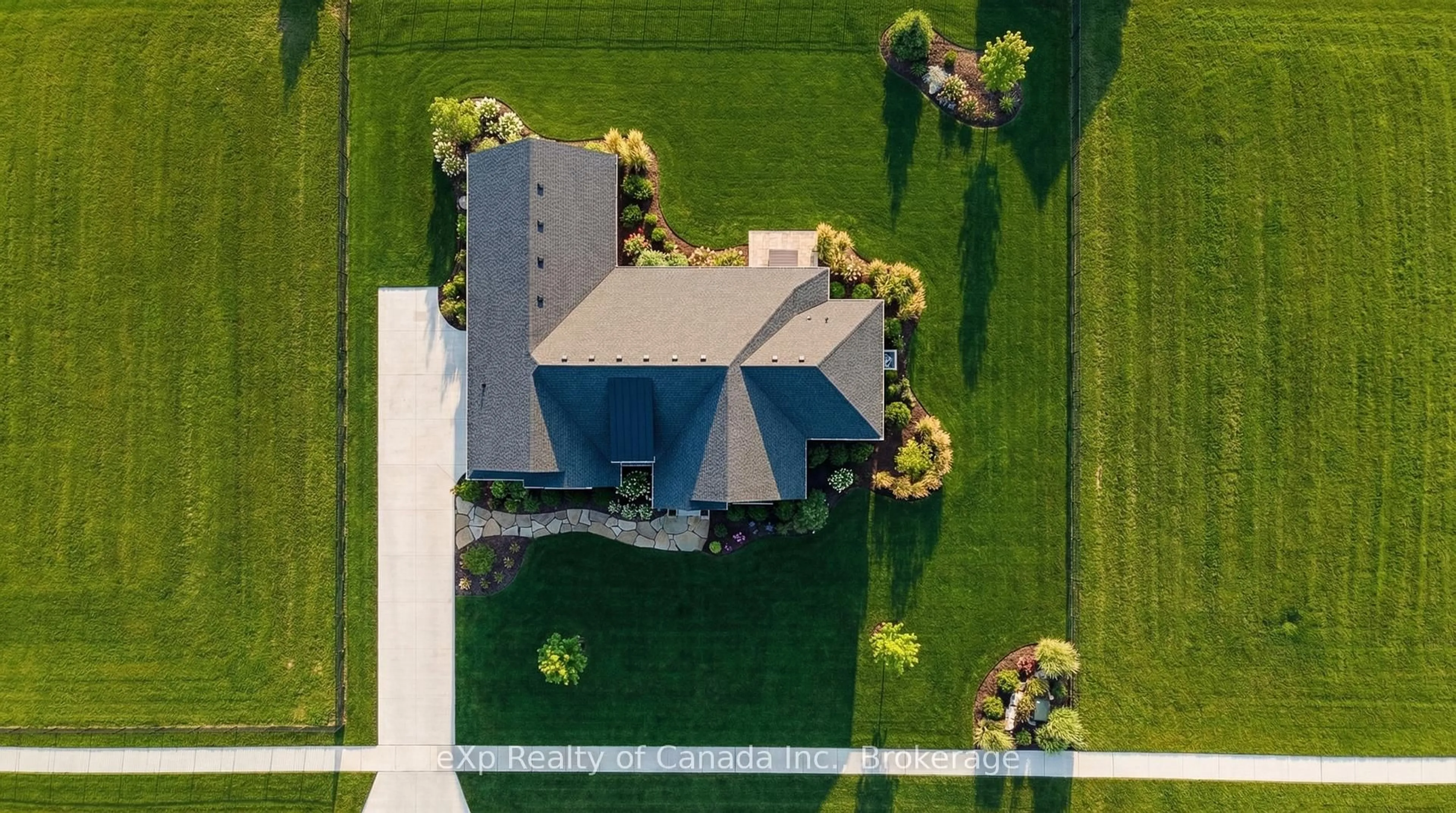 A pic from outside/outdoor area/front of a property/back of a property/a pic from drone, unknown for 65 Meadowlands Dr, Norwich Ontario N0J 1R0