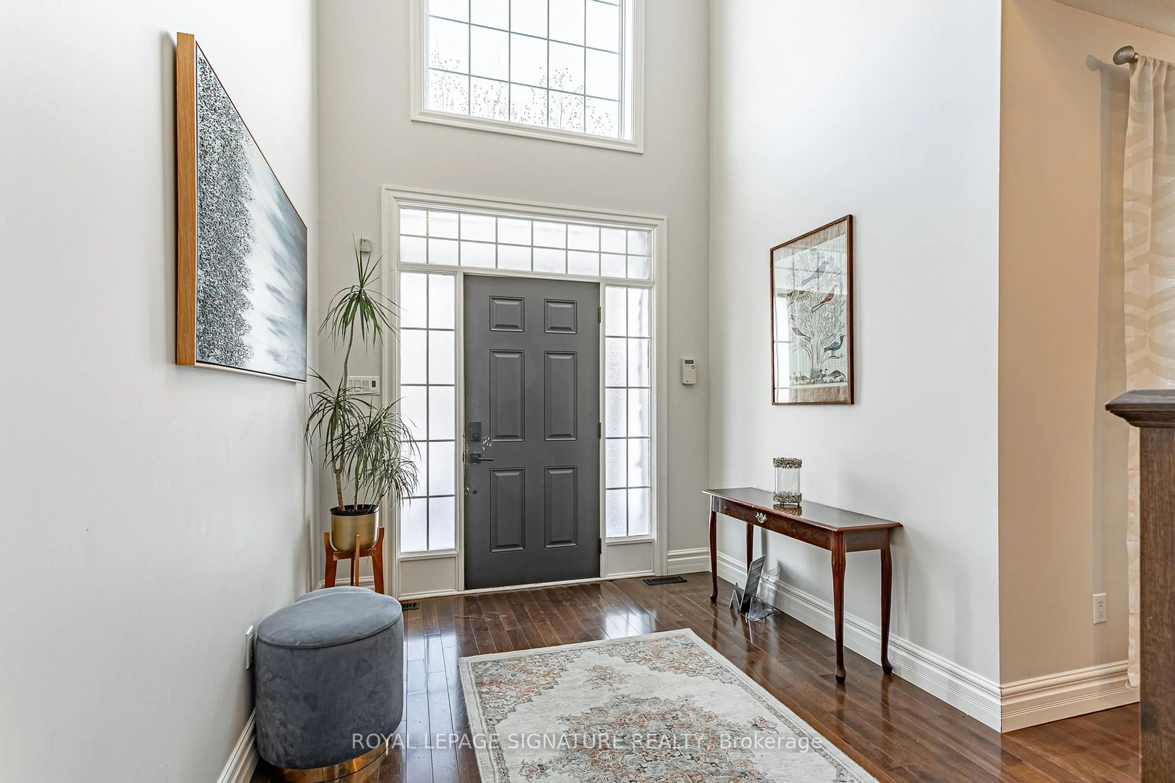 Indoor entryway for 1989 Quarrier Rd, London North Ontario N6G 5L2