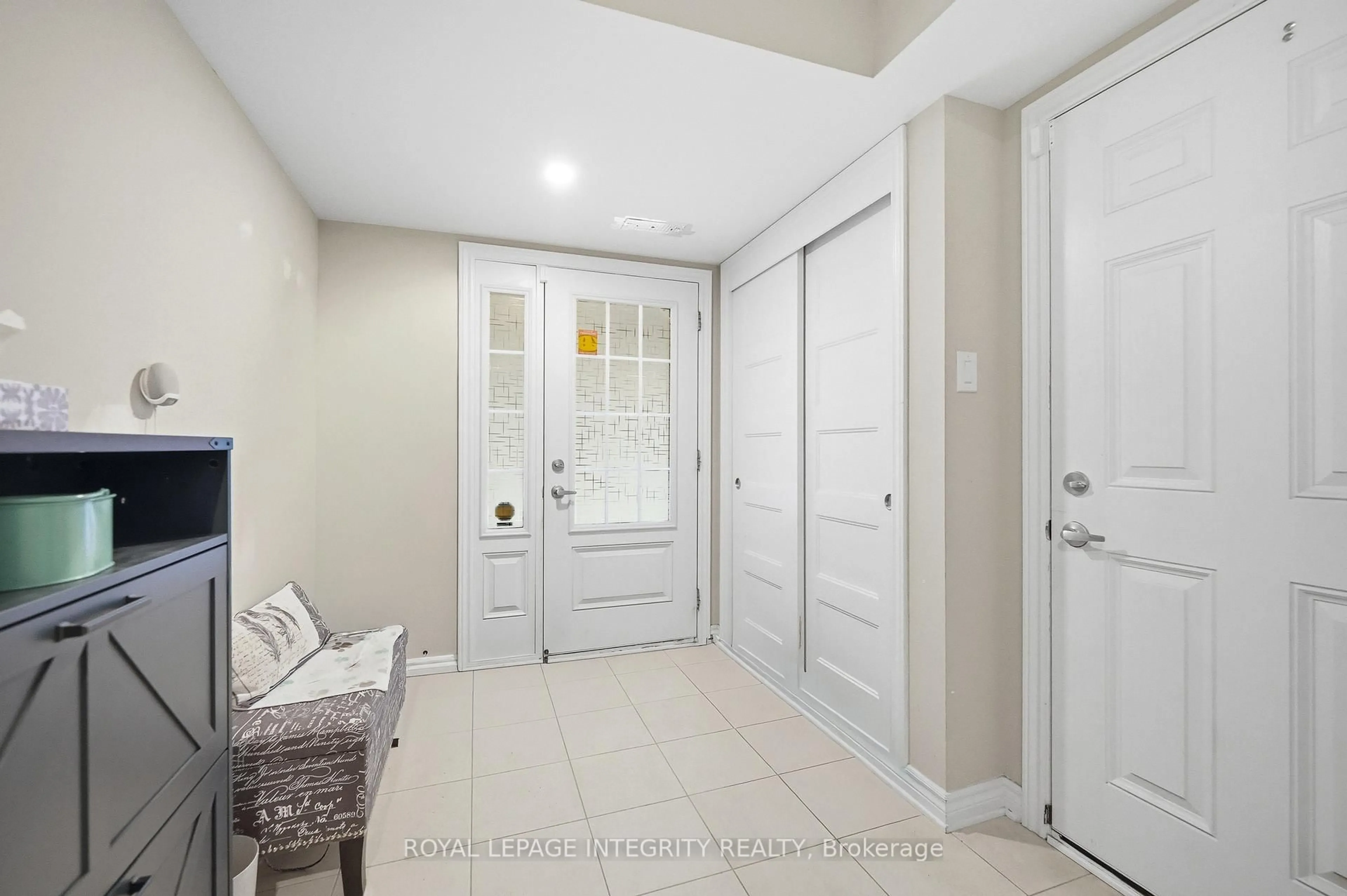 Indoor entryway for 322 Citrine St, Ottawa Ontario K4A 1A9