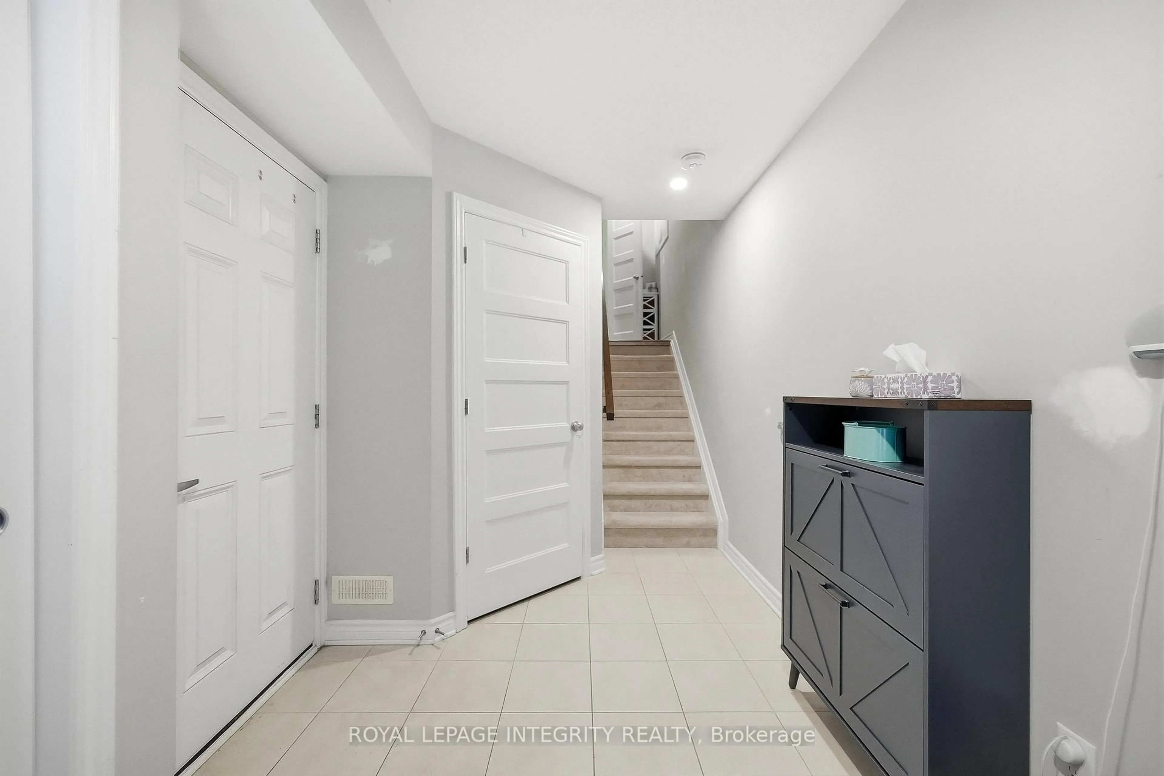 Indoor entryway for 322 Citrine St, Ottawa Ontario K4A 1A9