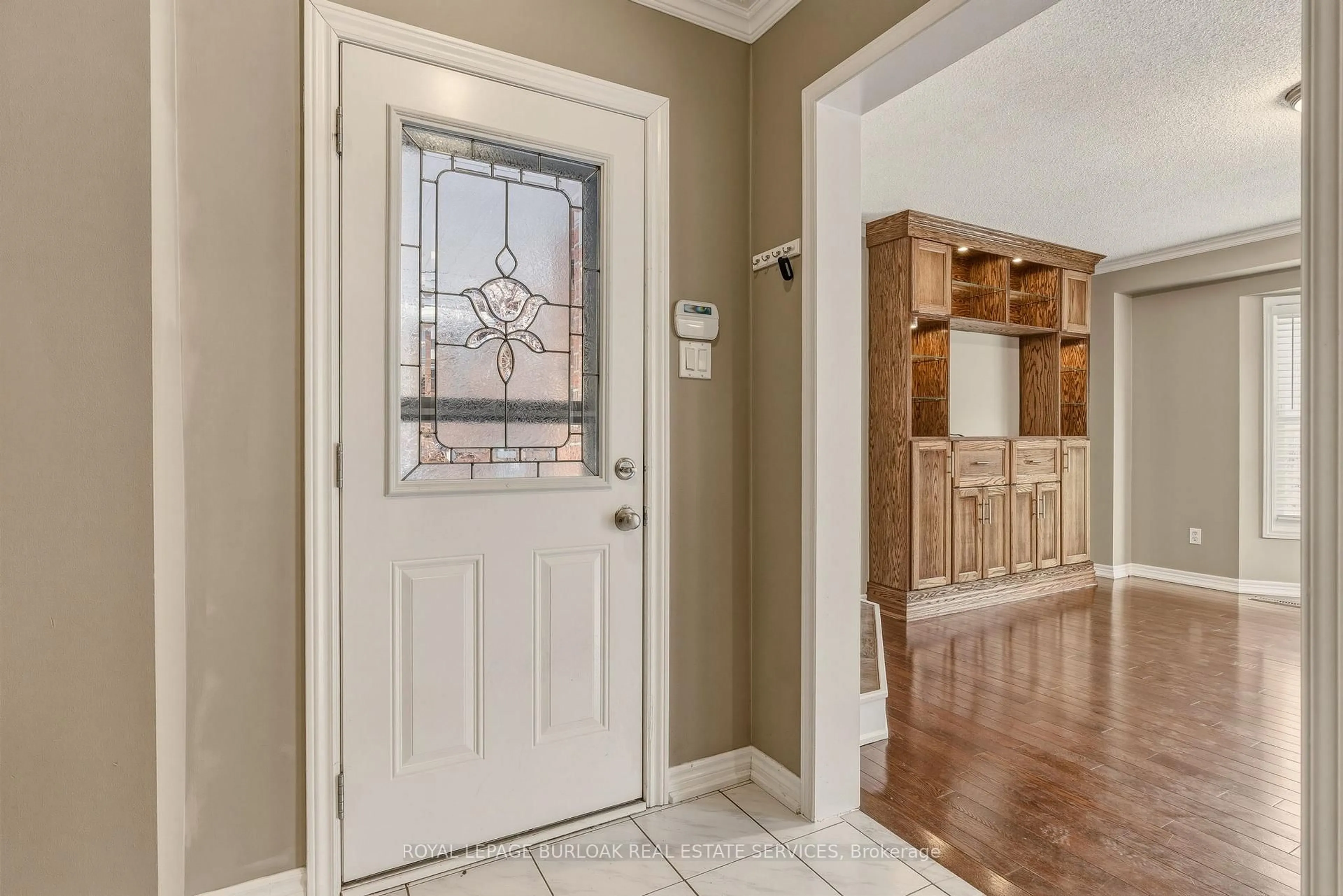Indoor entryway for 95 Thornlodge Dr, Hamilton Ontario L8B 0L9