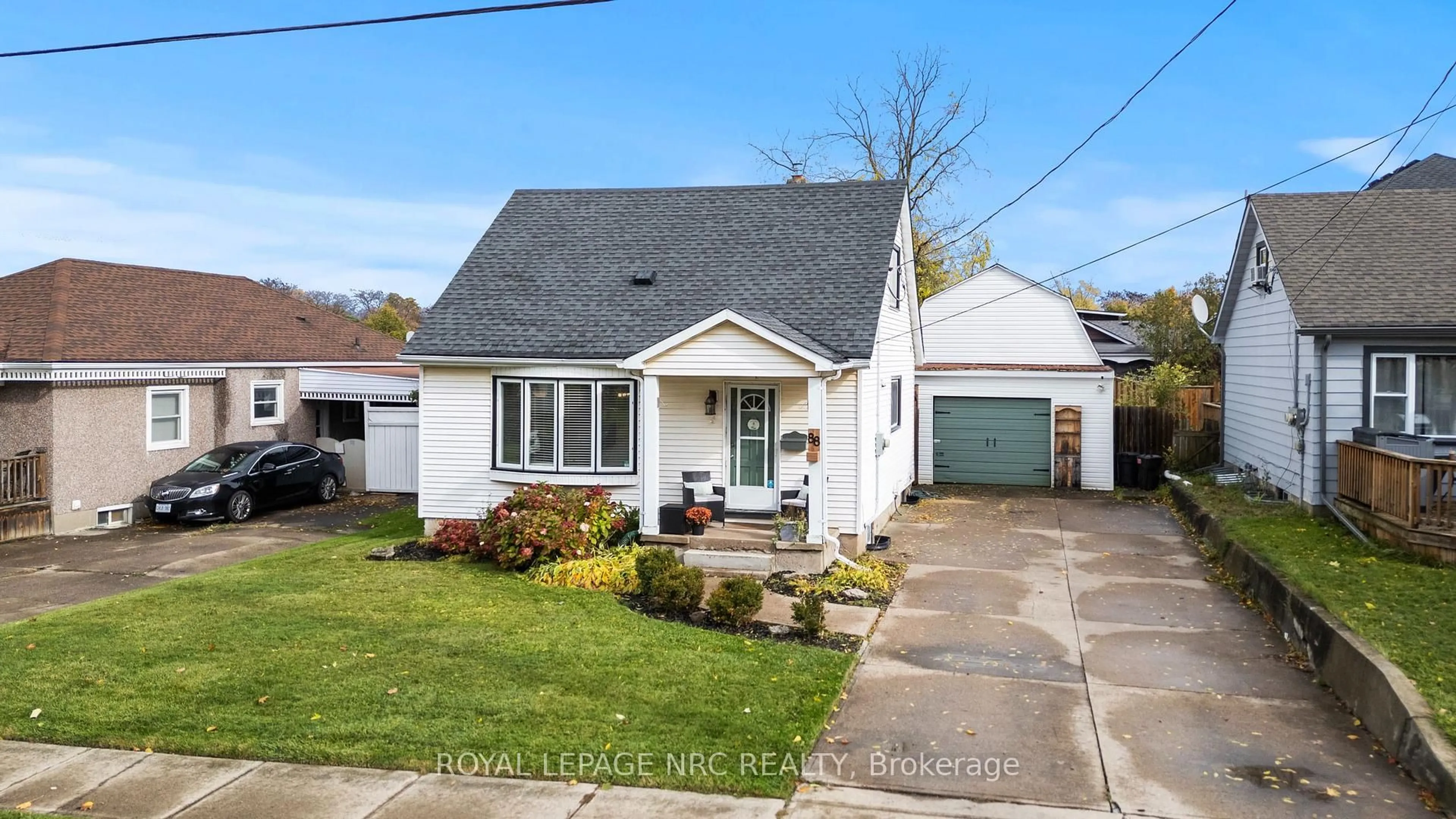 Home with vinyl exterior material, street for 88 Park Ave, St. Catharines Ontario L2P 1R9