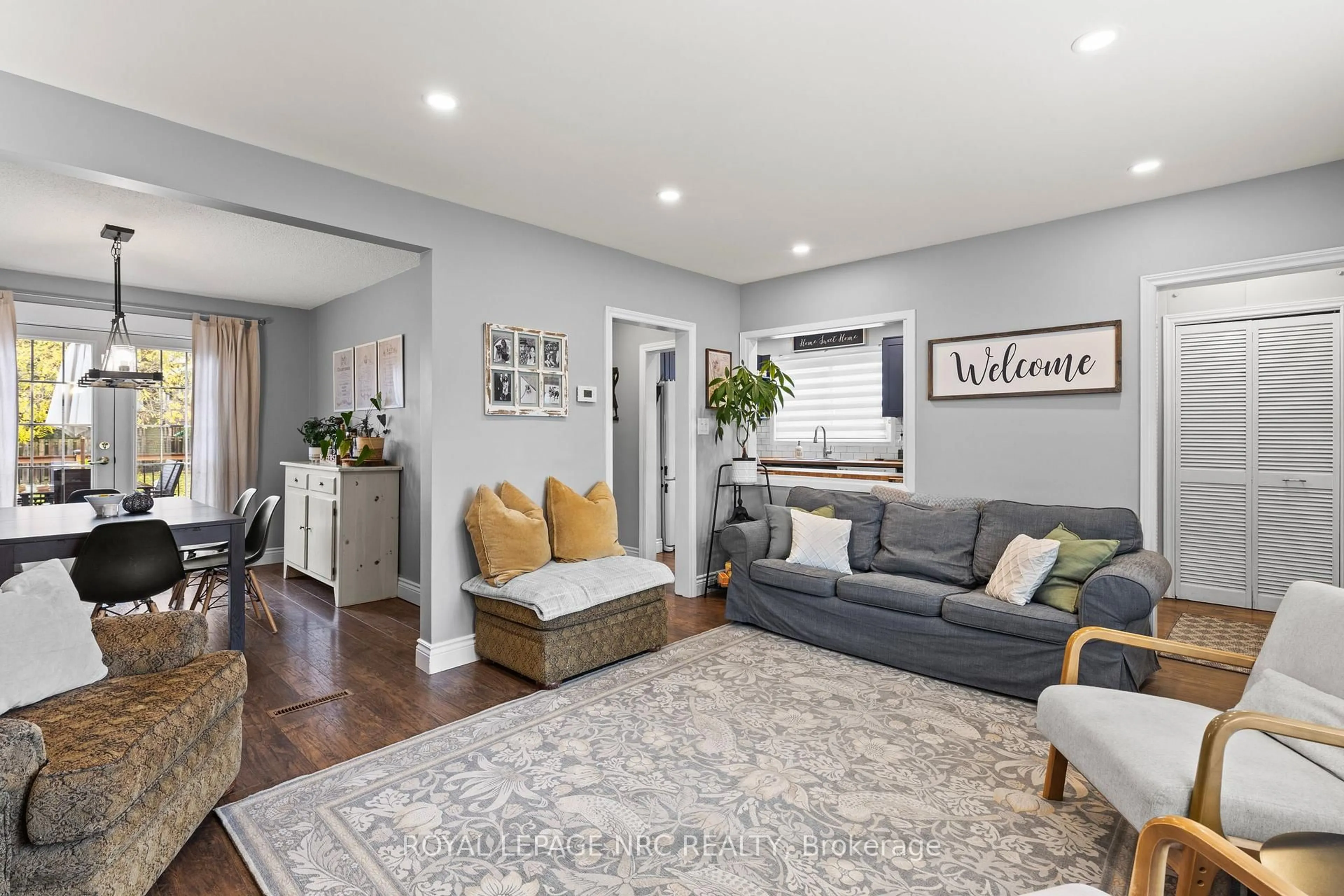 Living room with furniture, unknown for 88 Park Ave, St. Catharines Ontario L2P 1R9