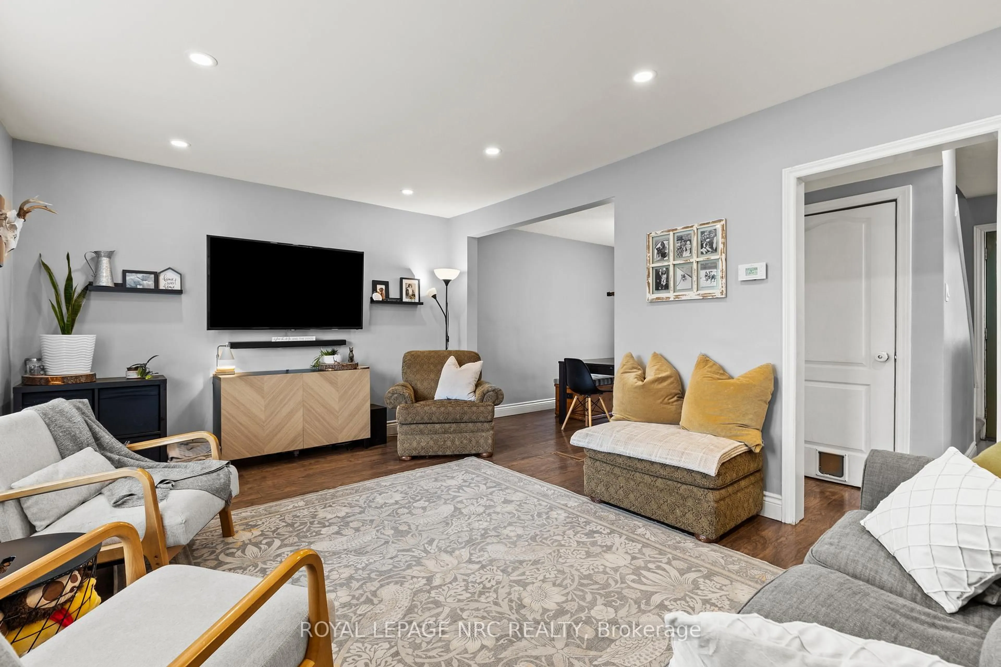 Home theater for 88 Park Ave, St. Catharines Ontario L2P 1R9