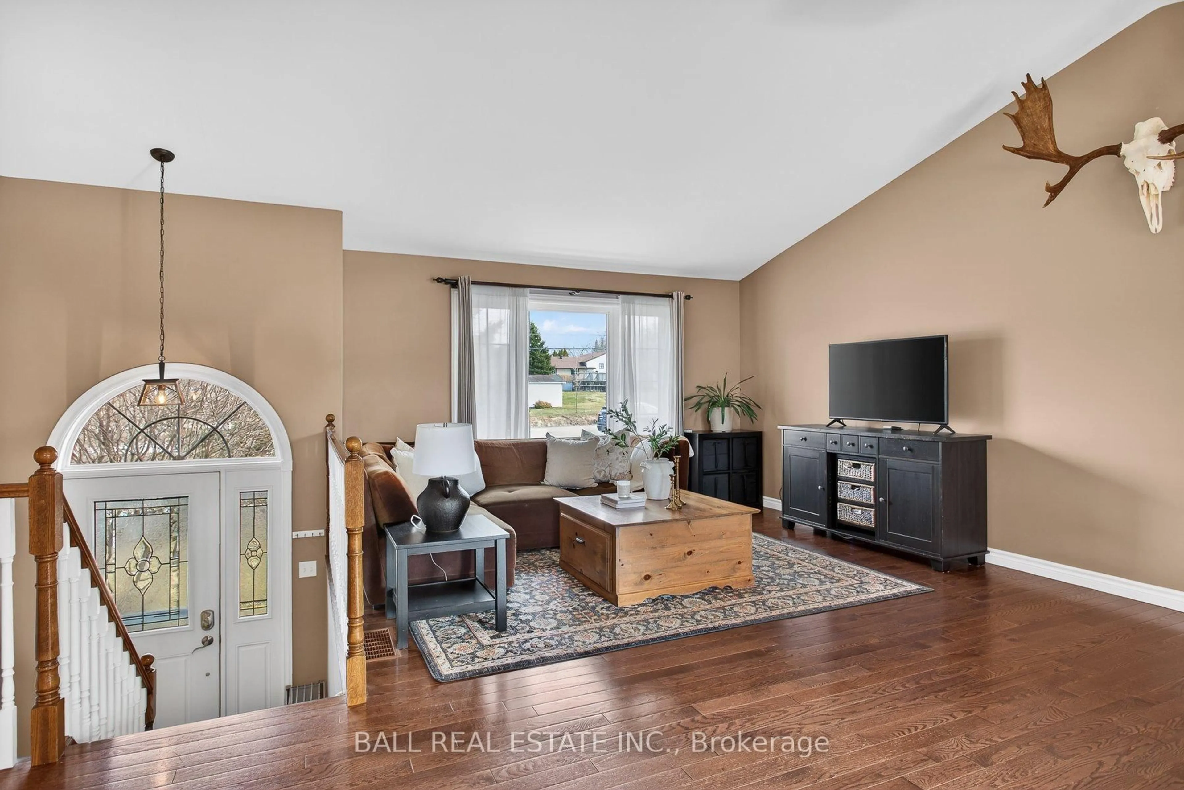 Living room with furniture, unknown for 727 Janetville Rd, Kawartha Lakes Ontario L0B 1K0