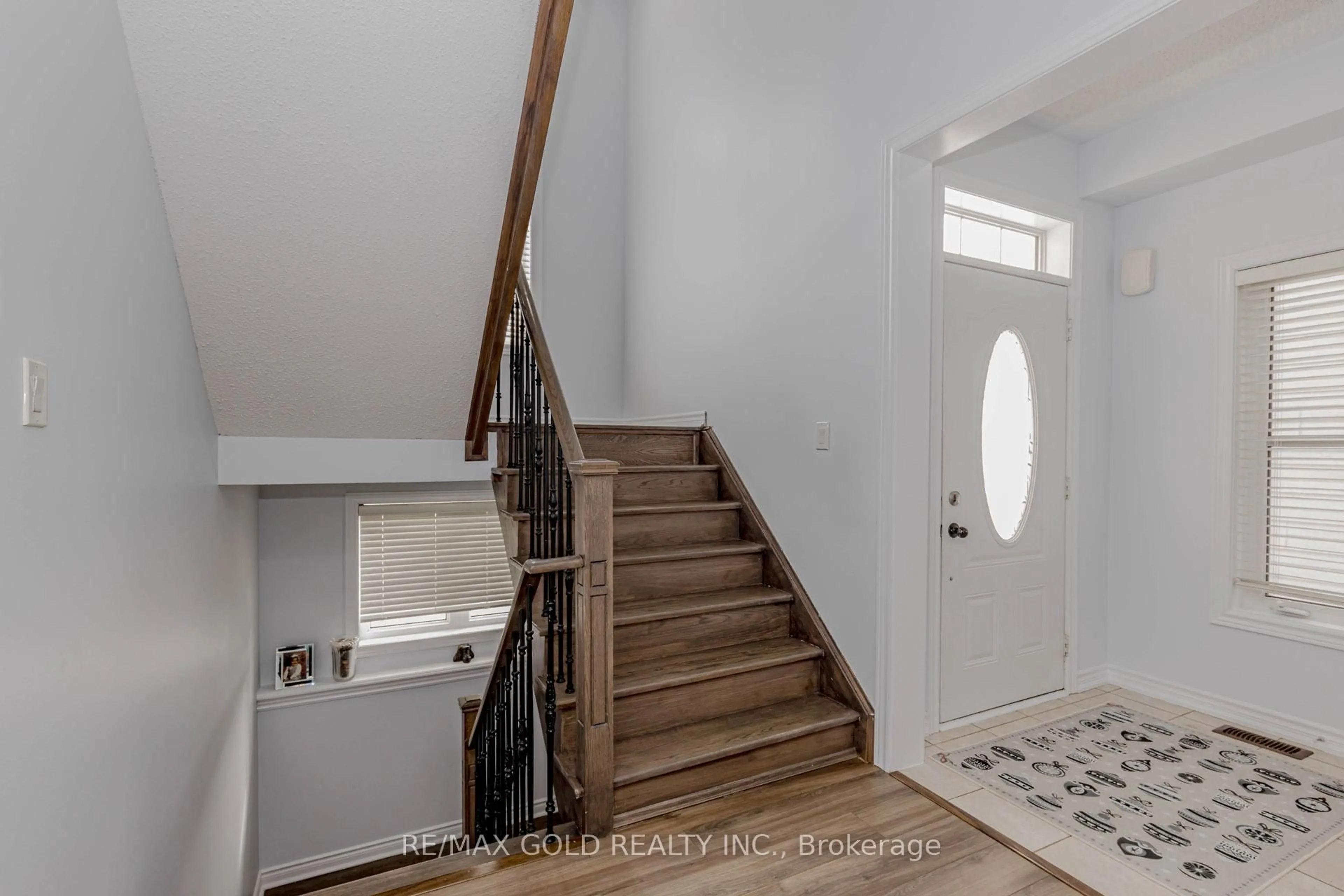Indoor entryway for 527 Wansbrough Way, Shelburne Ontario L9V 2S6