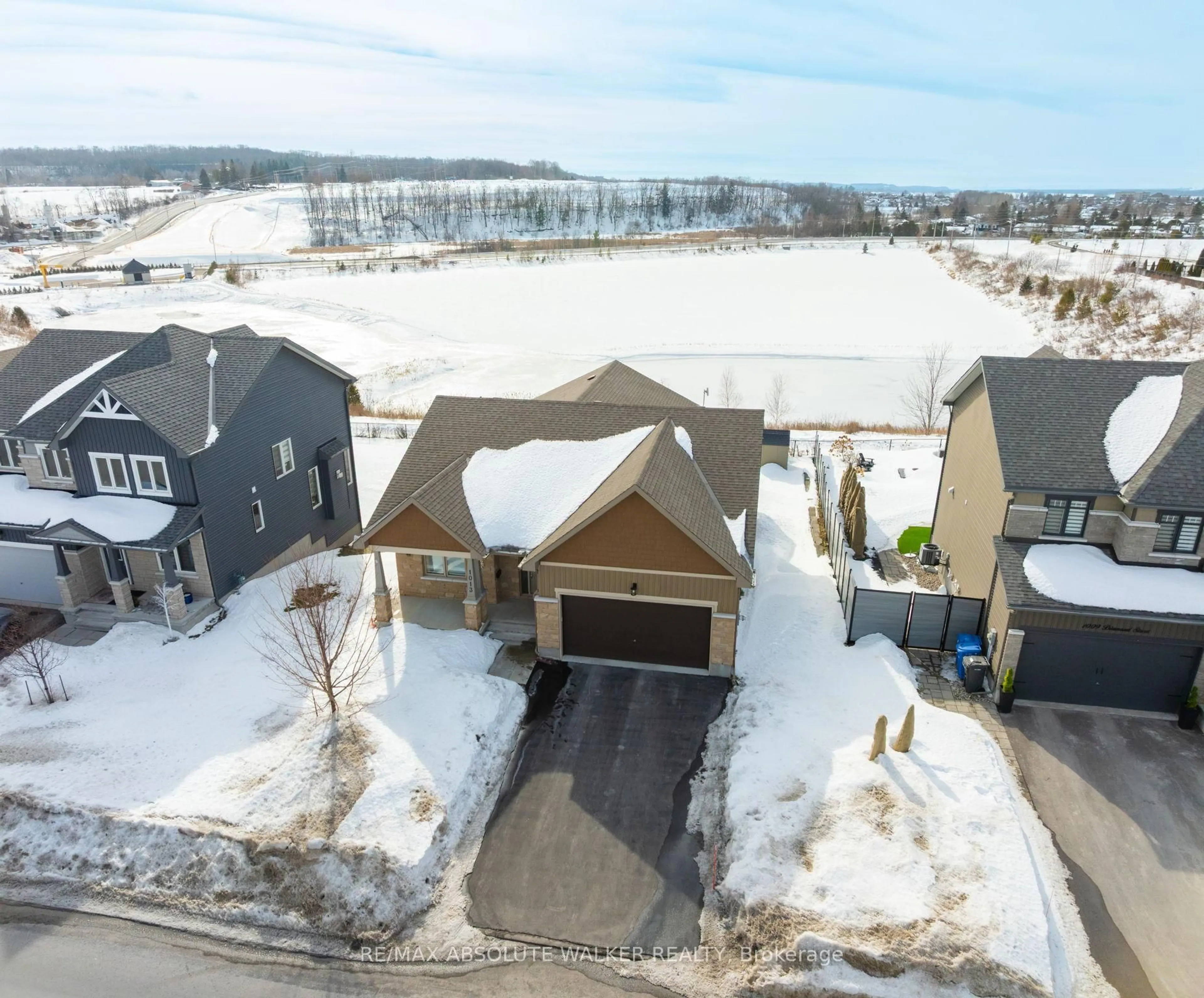 A pic from outside/outdoor area/front of a property/back of a property/a pic from drone, mountain view for 1013 Diamond St, Clarence-Rockland Ontario K4K 0H7