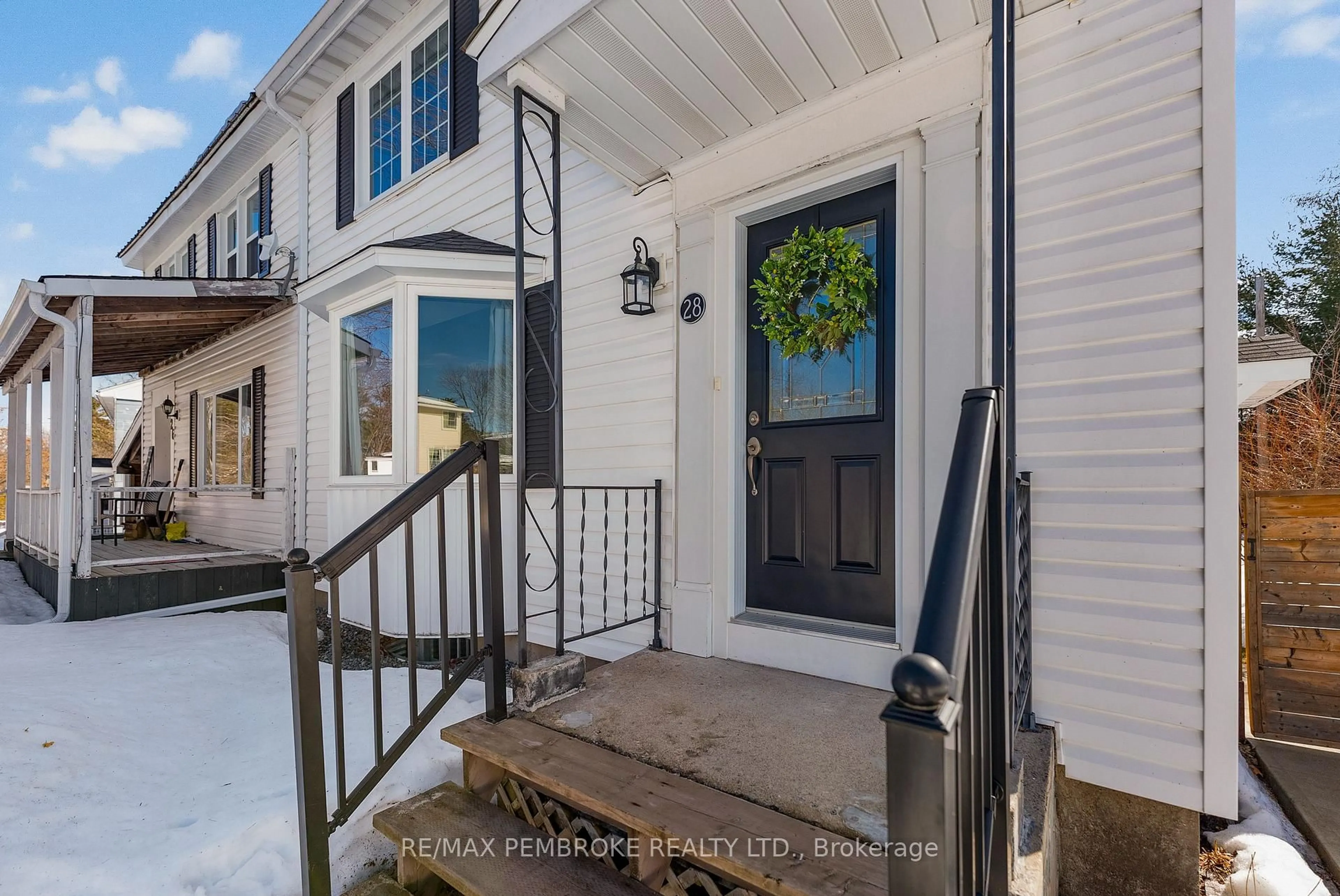 Indoor entryway for 28 Le Caron St, Deep River Ontario K0J 1P0