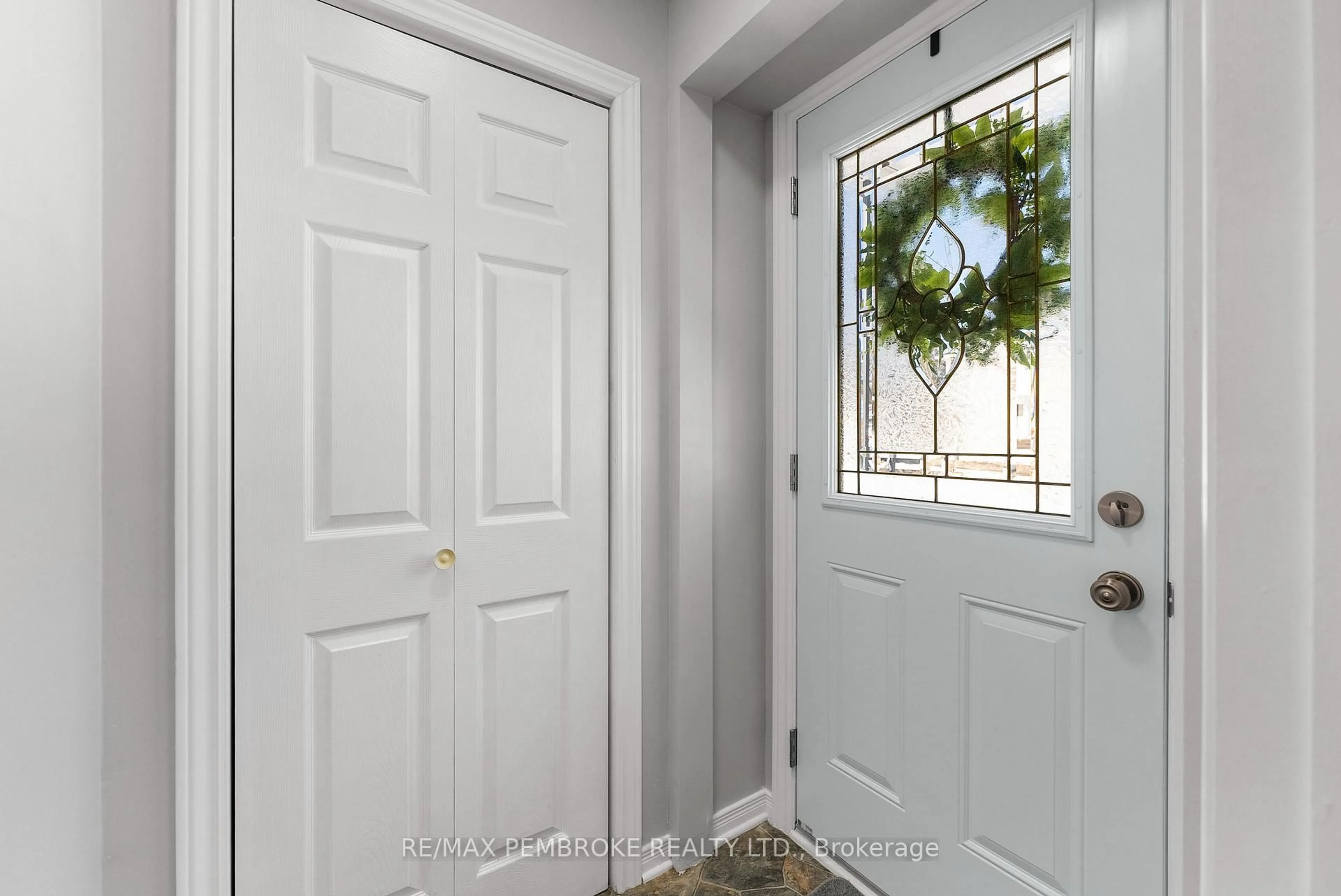 Indoor entryway for 28 Le Caron St, Deep River Ontario K0J 1P0