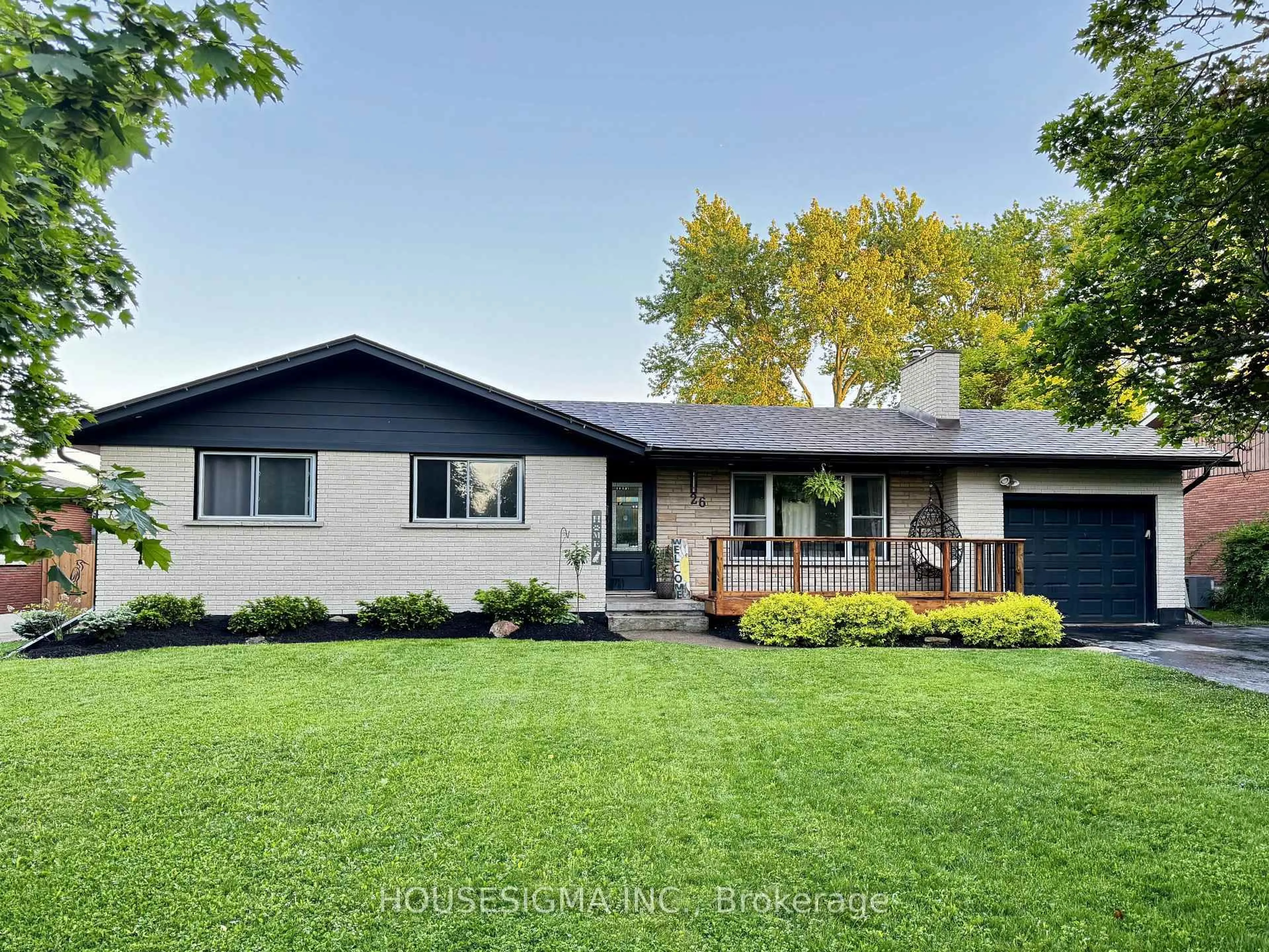 Home with vinyl exterior material, street for 26 Caithness Dr, Welland Ontario L3C 4Z4