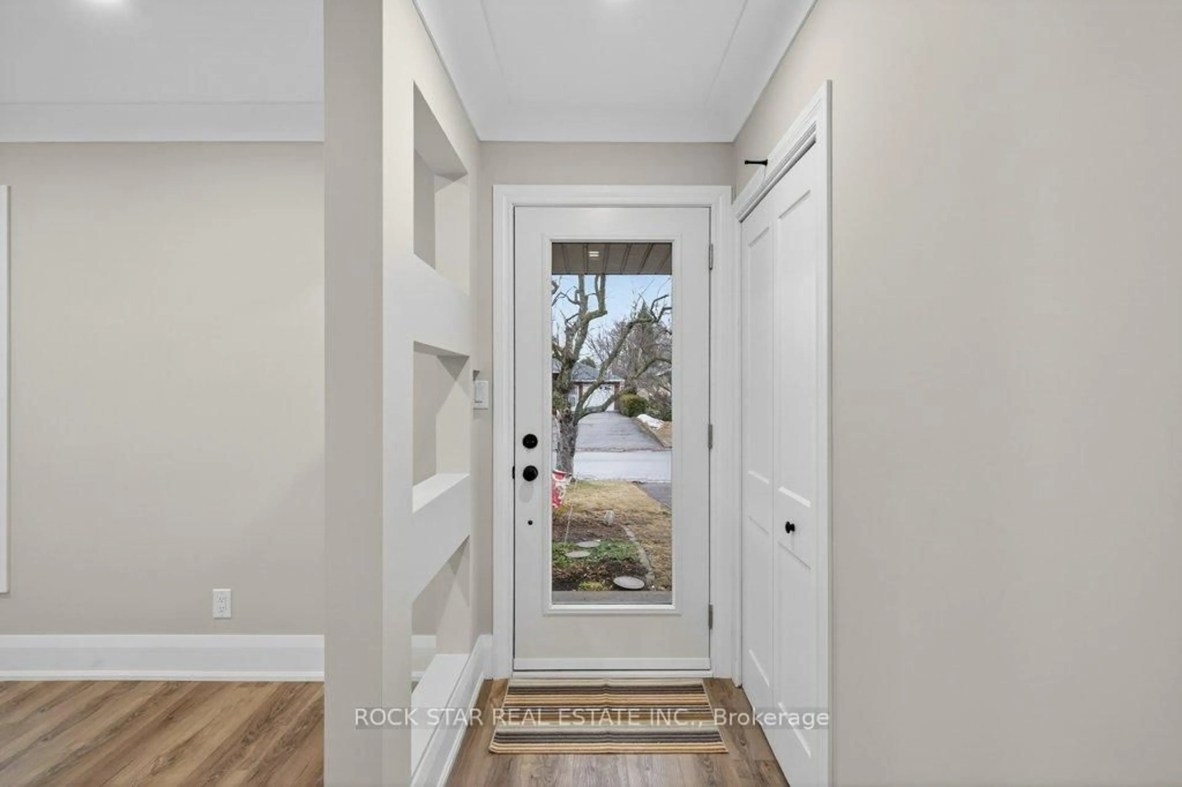 Indoor entryway for 15 Marshall St, Brantford Ontario N3R 3C8