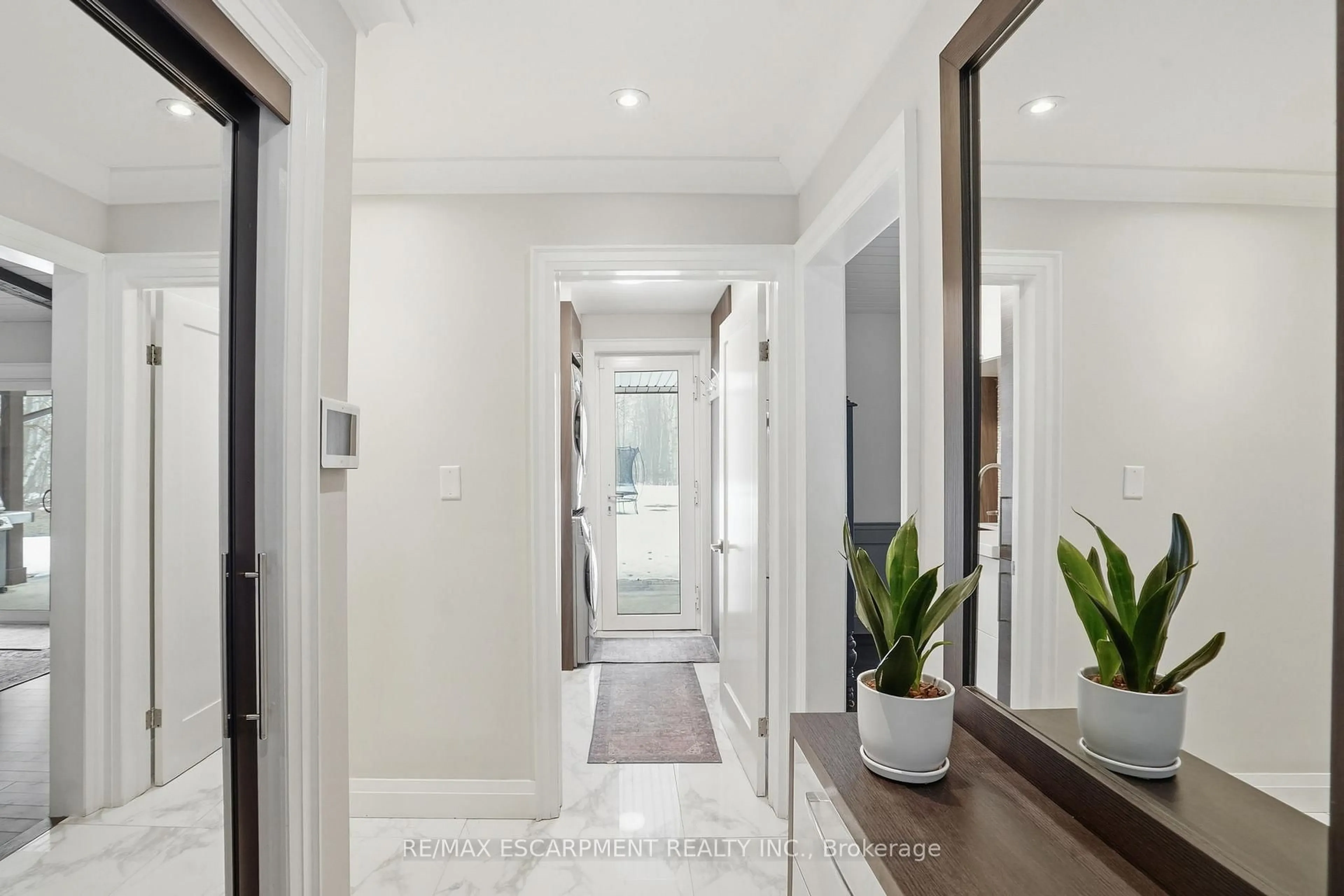 Indoor entryway for 3918 Maddaugh Rd, Puslinch Ontario N0B 2J0