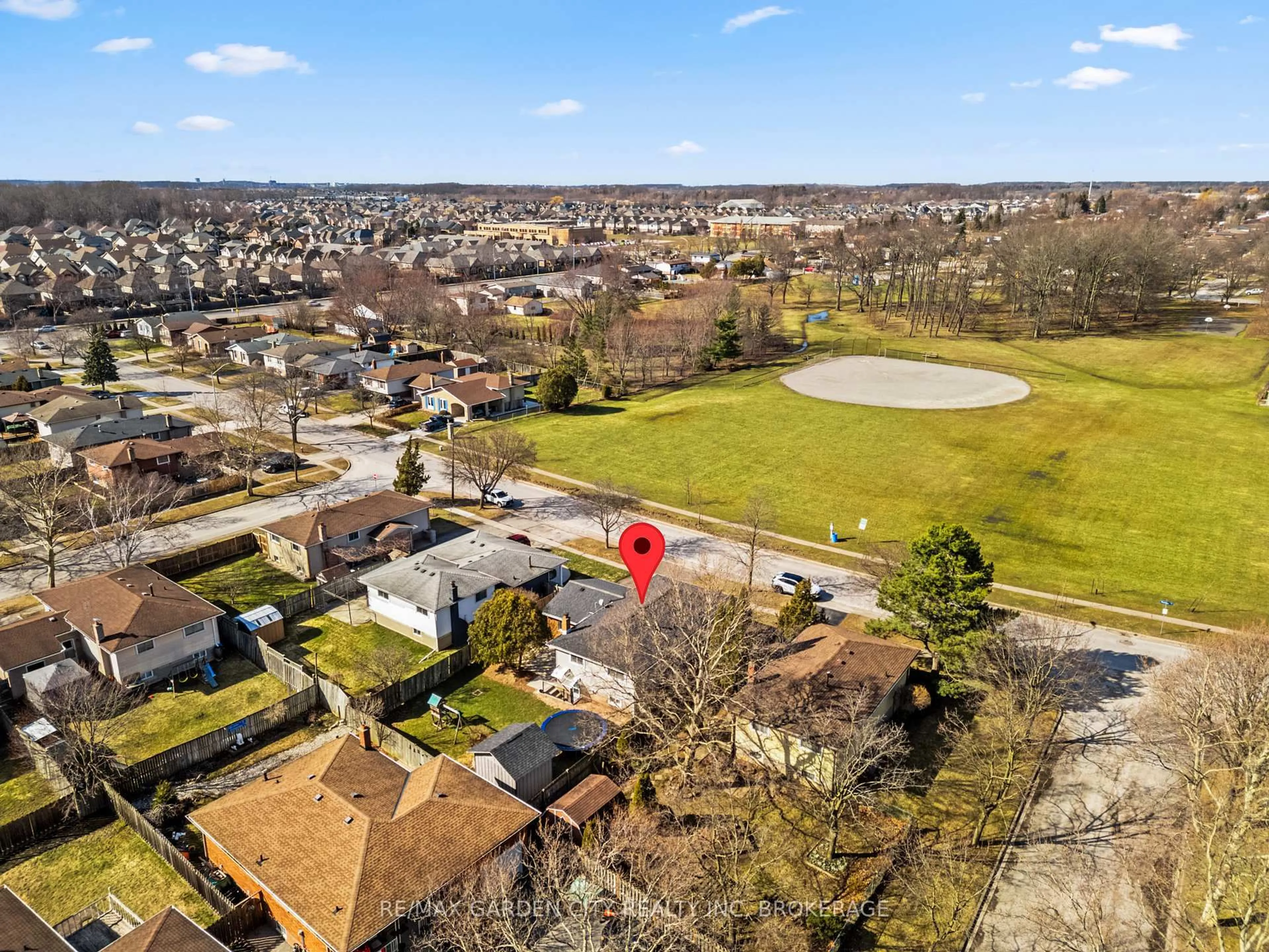 A pic from outside/outdoor area/front of a property/back of a property/a pic from drone, street for 8146 WESTWOOD St, Niagara Falls Ontario L2H 1Y2