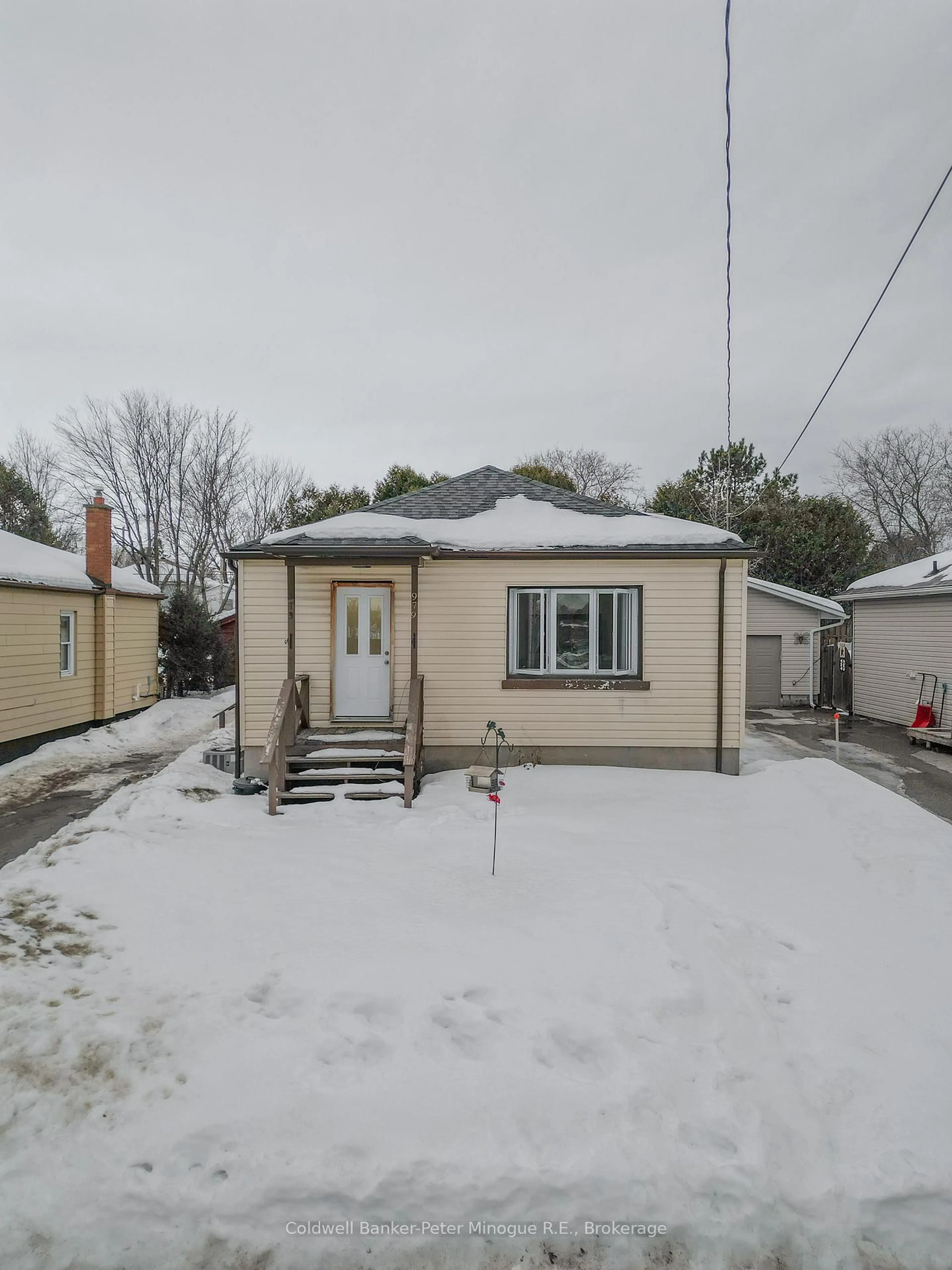 A pic from outside/outdoor area/front of a property/back of a property/a pic from drone, street for 979 Morin St, North Bay Ontario P1B 5S4