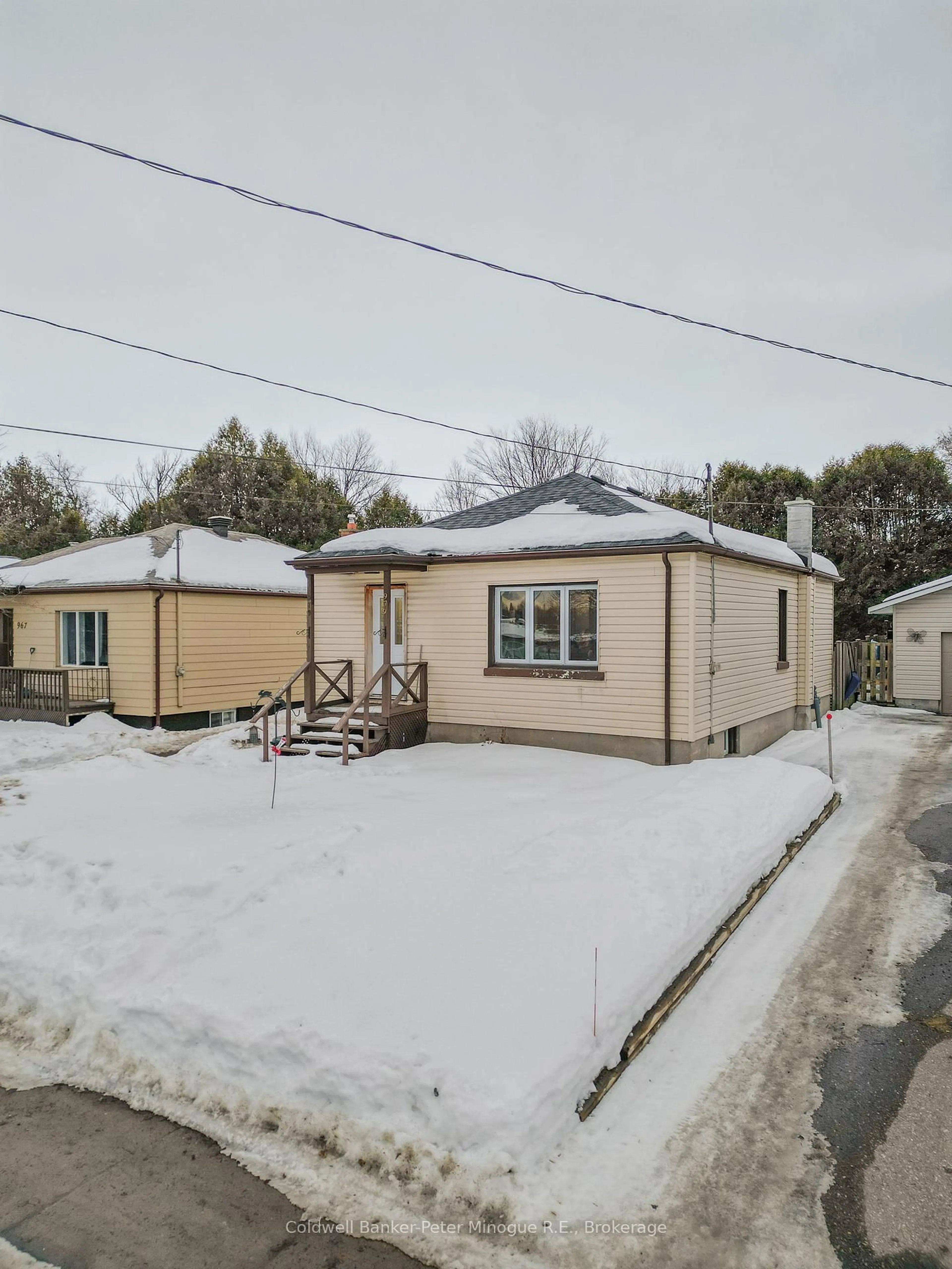 A pic from outside/outdoor area/front of a property/back of a property/a pic from drone, street for 979 Morin St, North Bay Ontario P1B 5S4