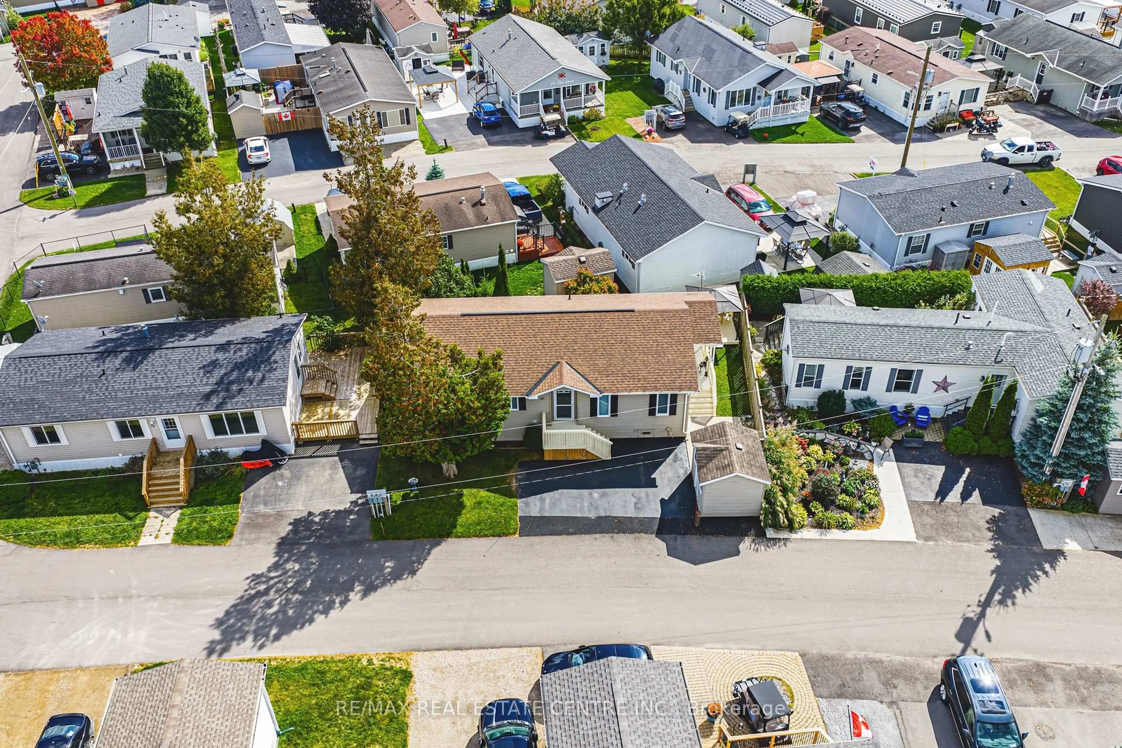 A pic from outside/outdoor area/front of a property/back of a property/a pic from drone, street for 32 Water Street Pvt St, Puslinch Ontario N1H 6H9