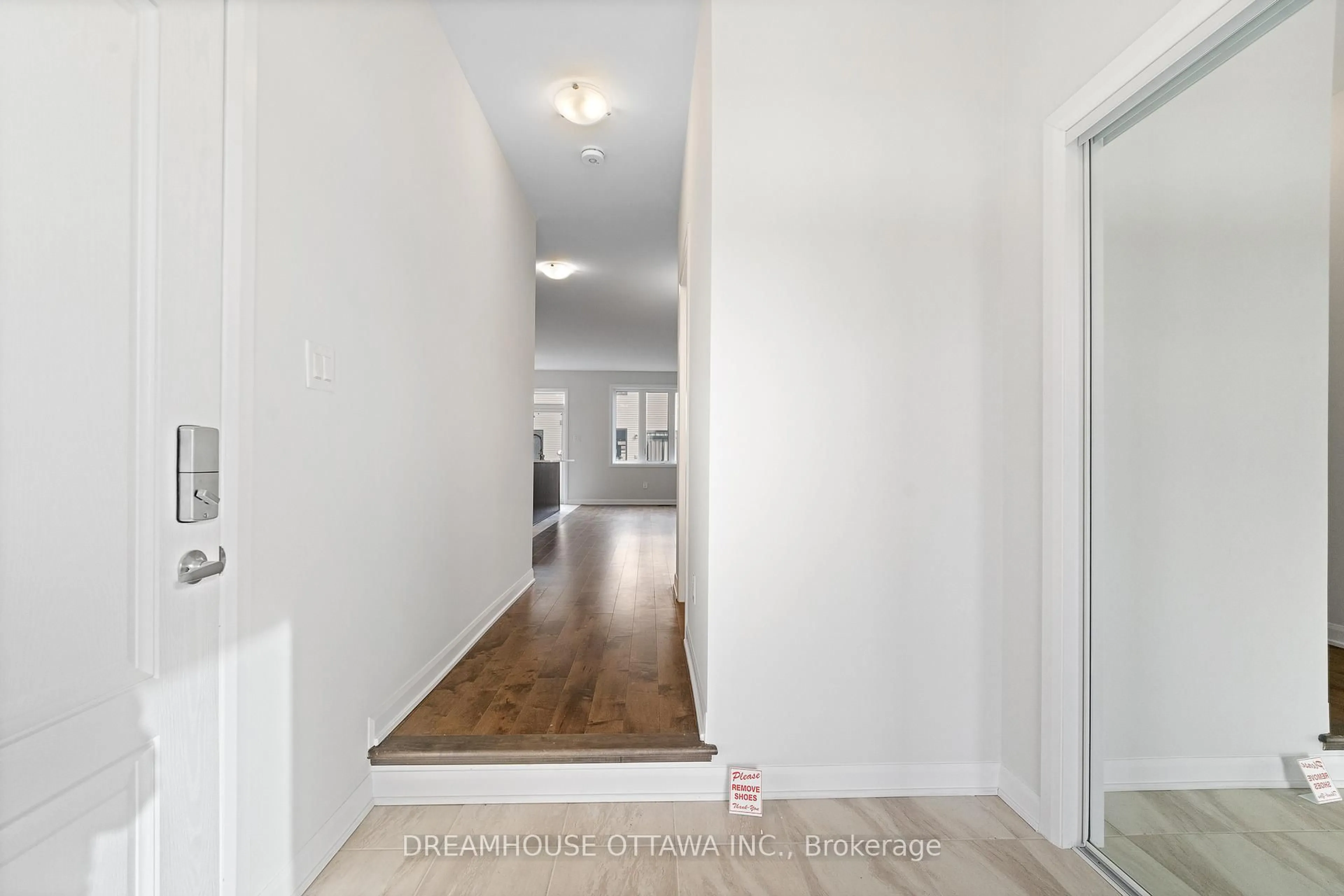 Indoor entryway for 563 Aglish Mews, Ottawa Ontario K2C 3H2