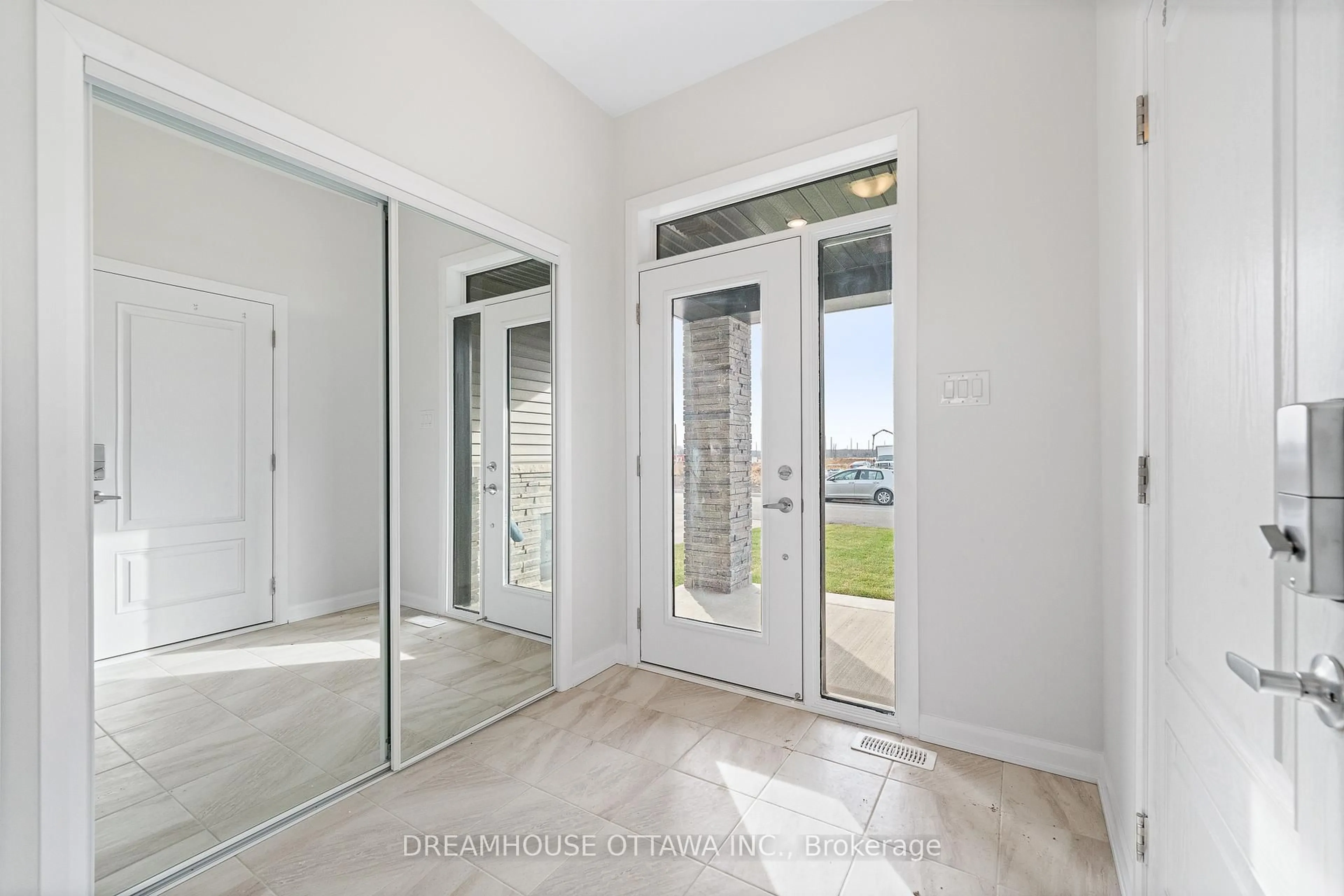 Indoor entryway for 563 Aglish Mews, Ottawa Ontario K2C 3H2