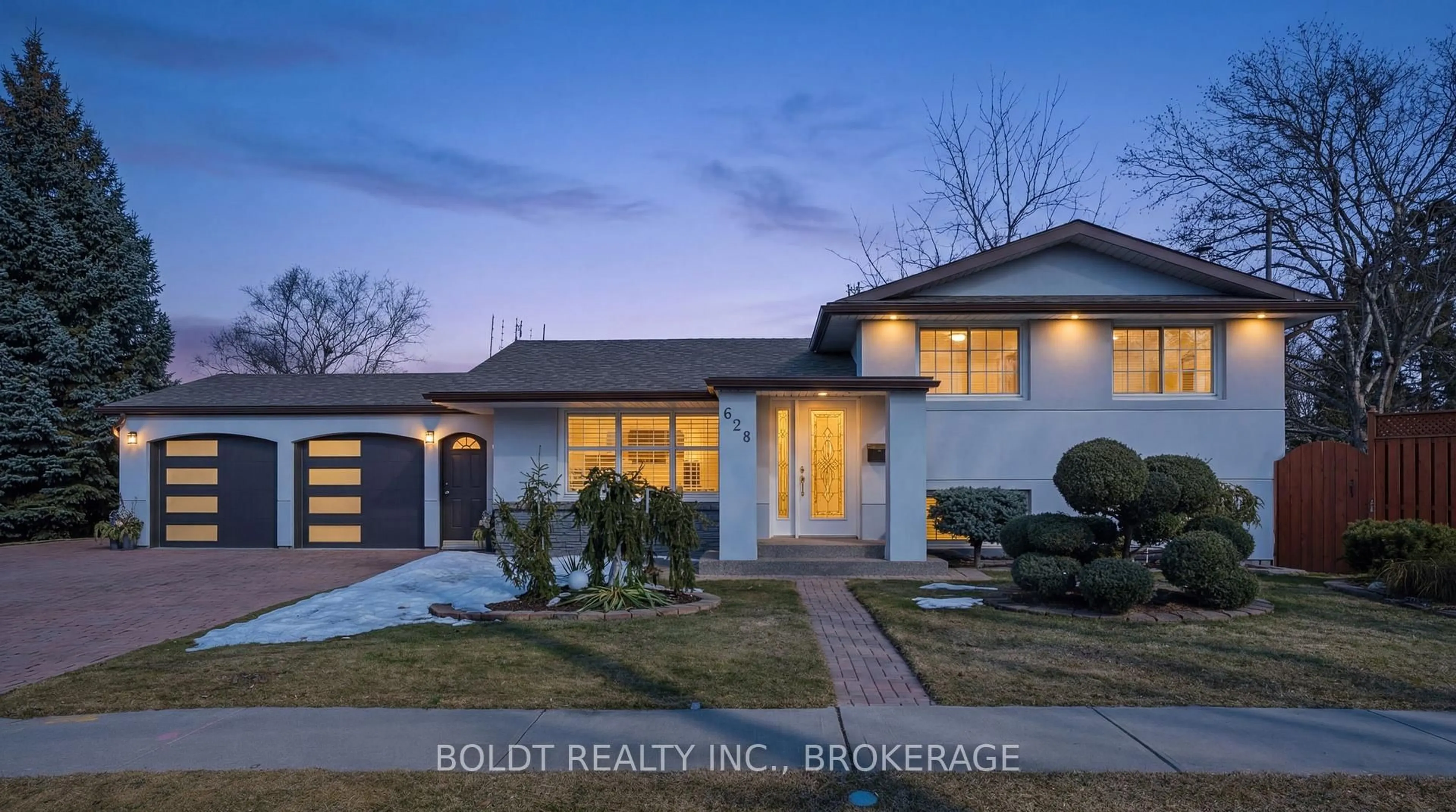 Home with brick exterior material, street for 628 Vine St, St. Catharines Ontario L2M 3V5