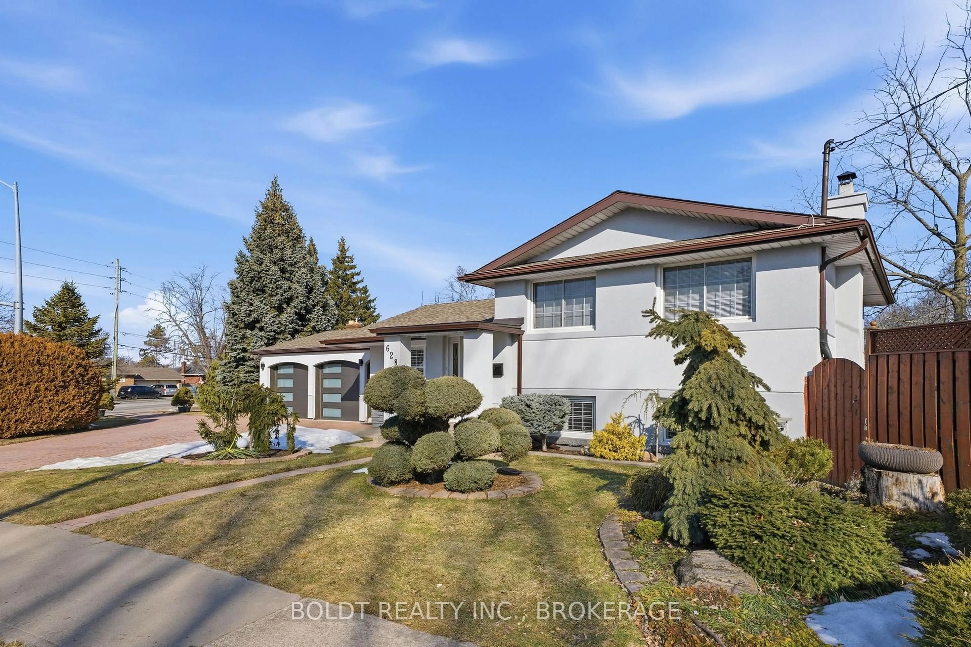 A pic from outside/outdoor area/front of a property/back of a property/a pic from drone, street for 628 Vine St, St. Catharines Ontario L2M 3V5