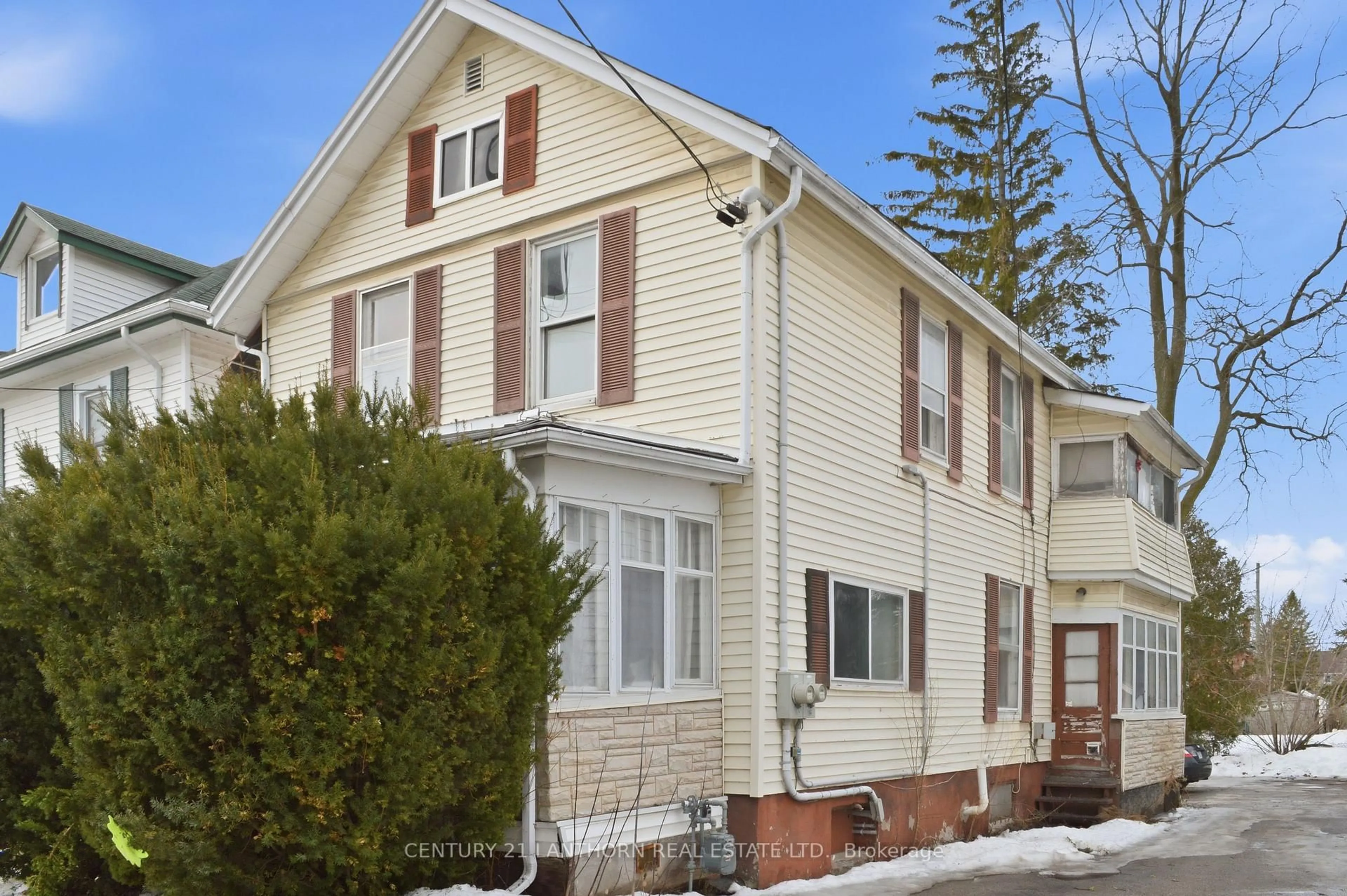 Home with vinyl exterior material, street for 100 Chatham St, Belleville Ontario K8M 3S6