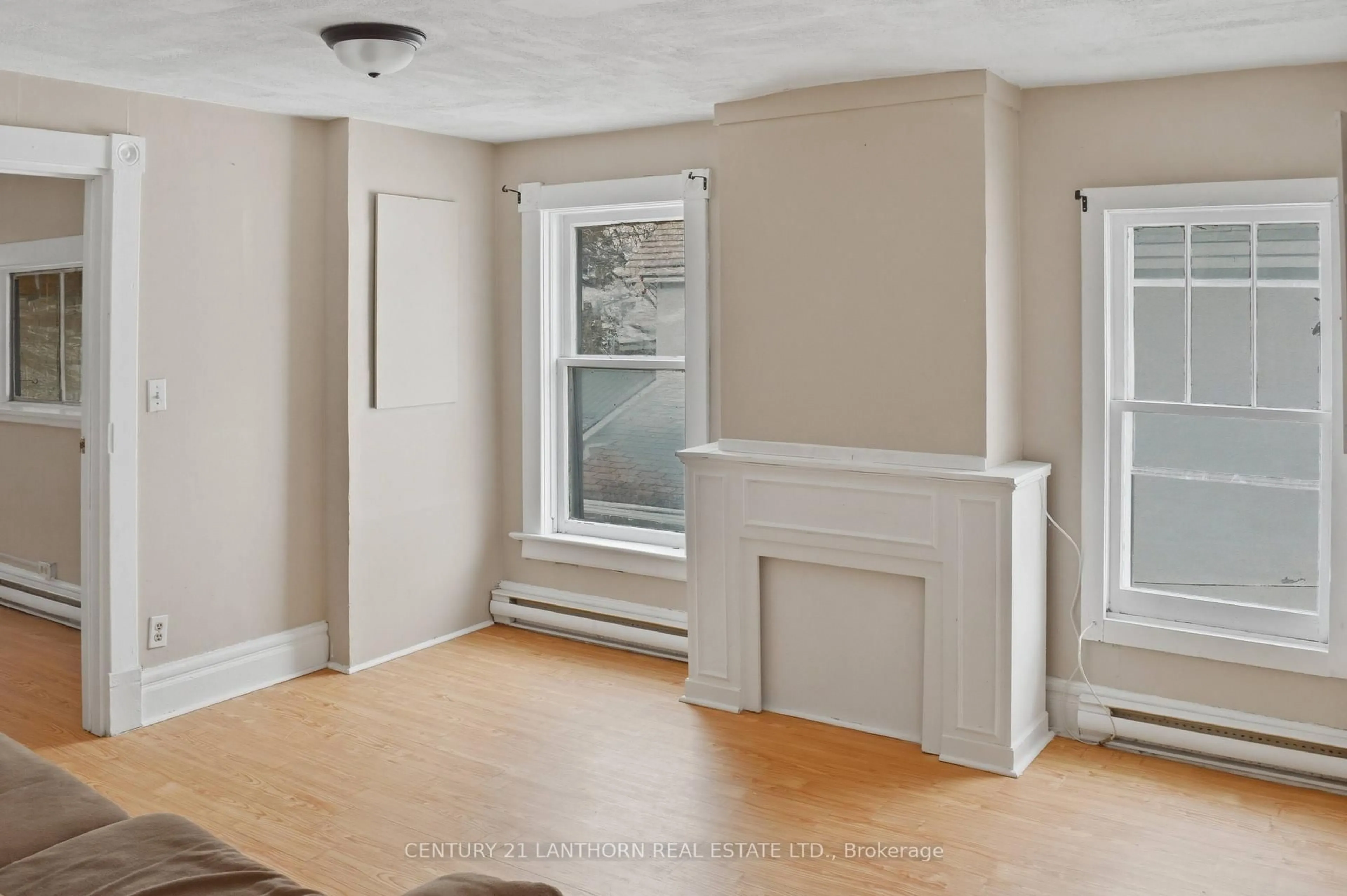 A pic of a room for 100 Chatham St, Belleville Ontario K8M 3S6