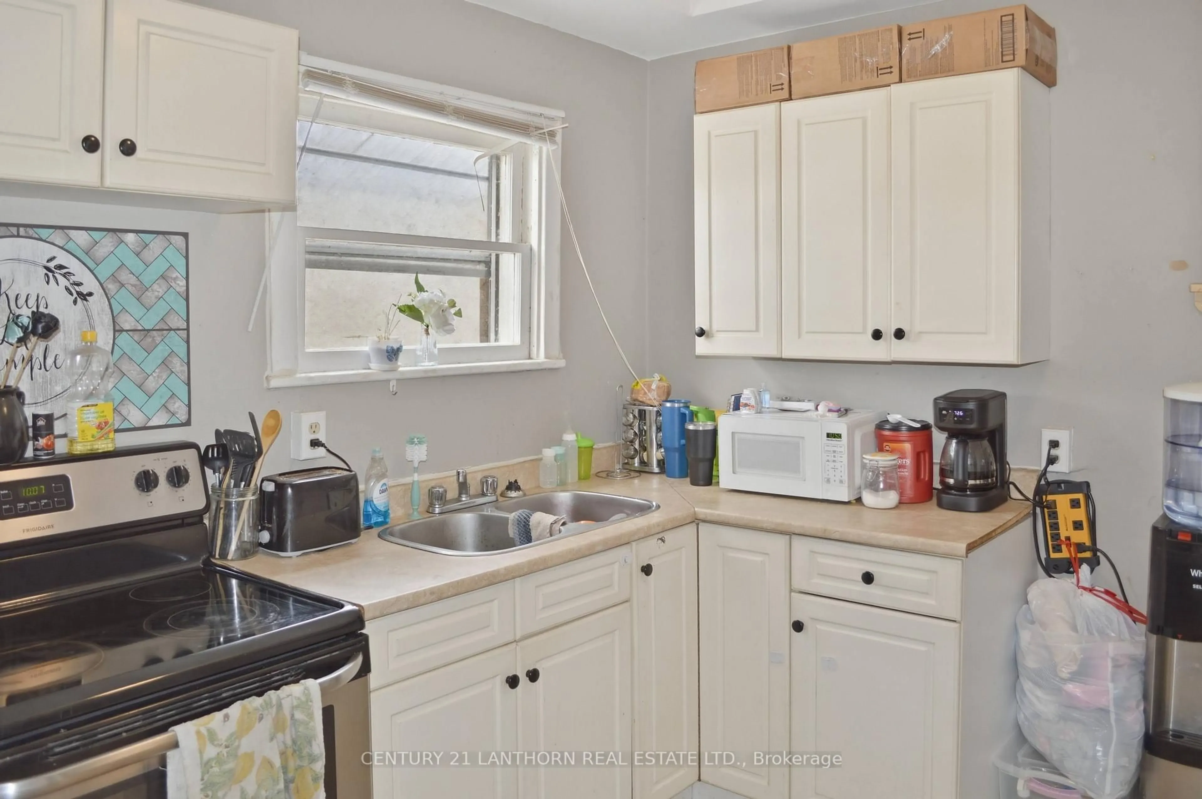 Standard kitchen, unknown for 100 Chatham St, Belleville Ontario K8M 3S6