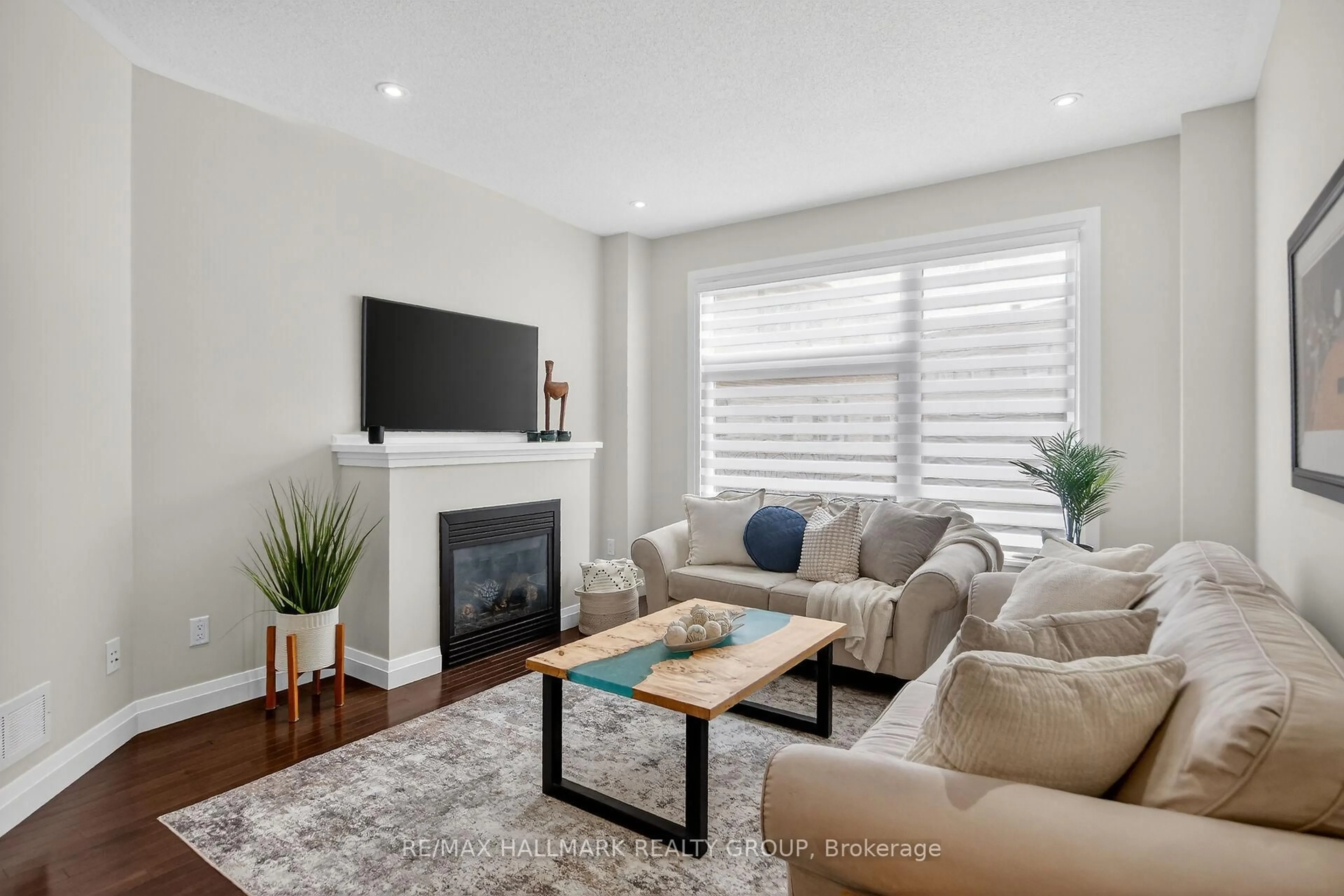 Living room with furniture, wood/laminate floor for 749 Oakglade Ave, Ottawa Ontario K2M 0B5