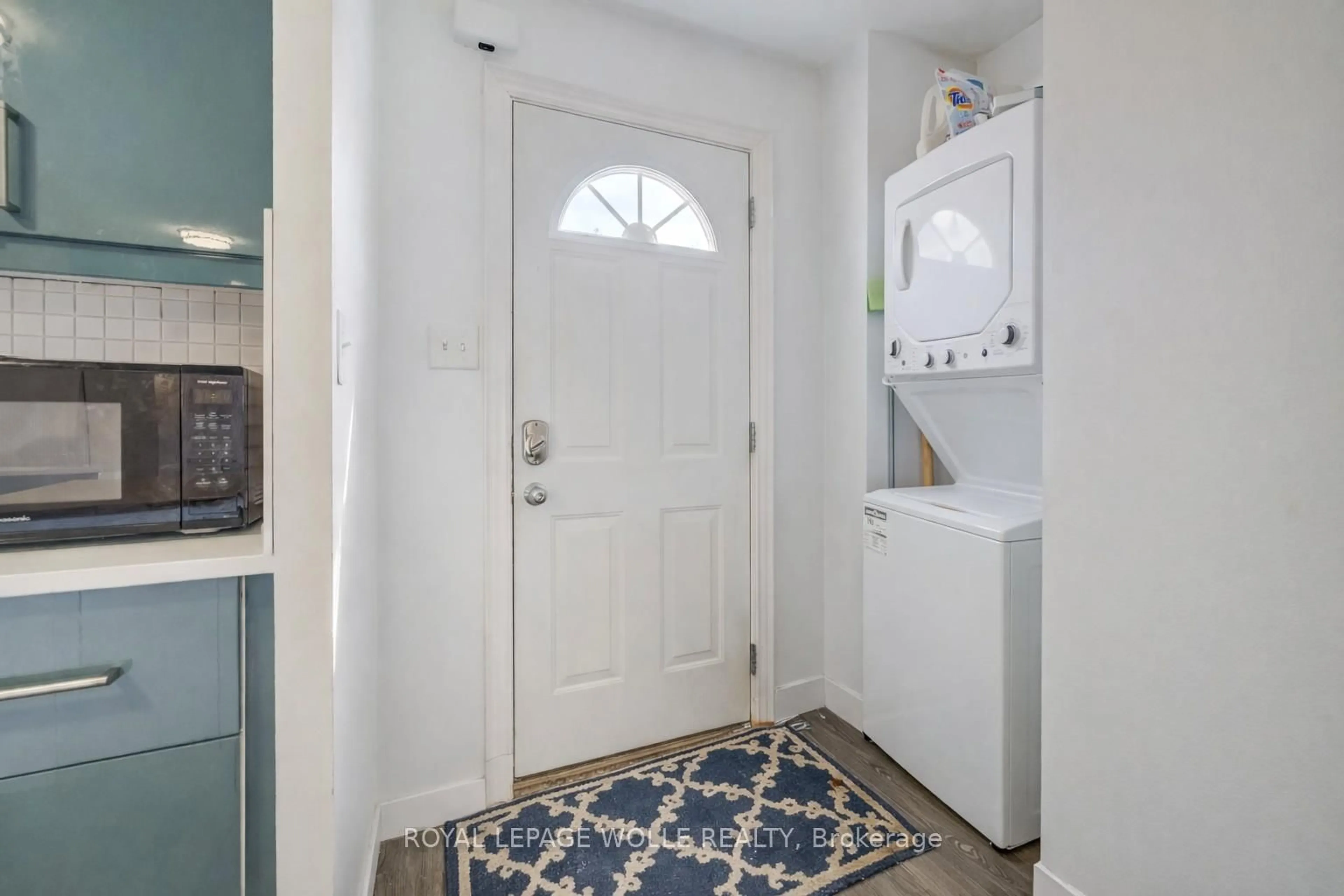 Indoor entryway for 174 Westcourt Pl, Waterloo Ontario N2L 2R7