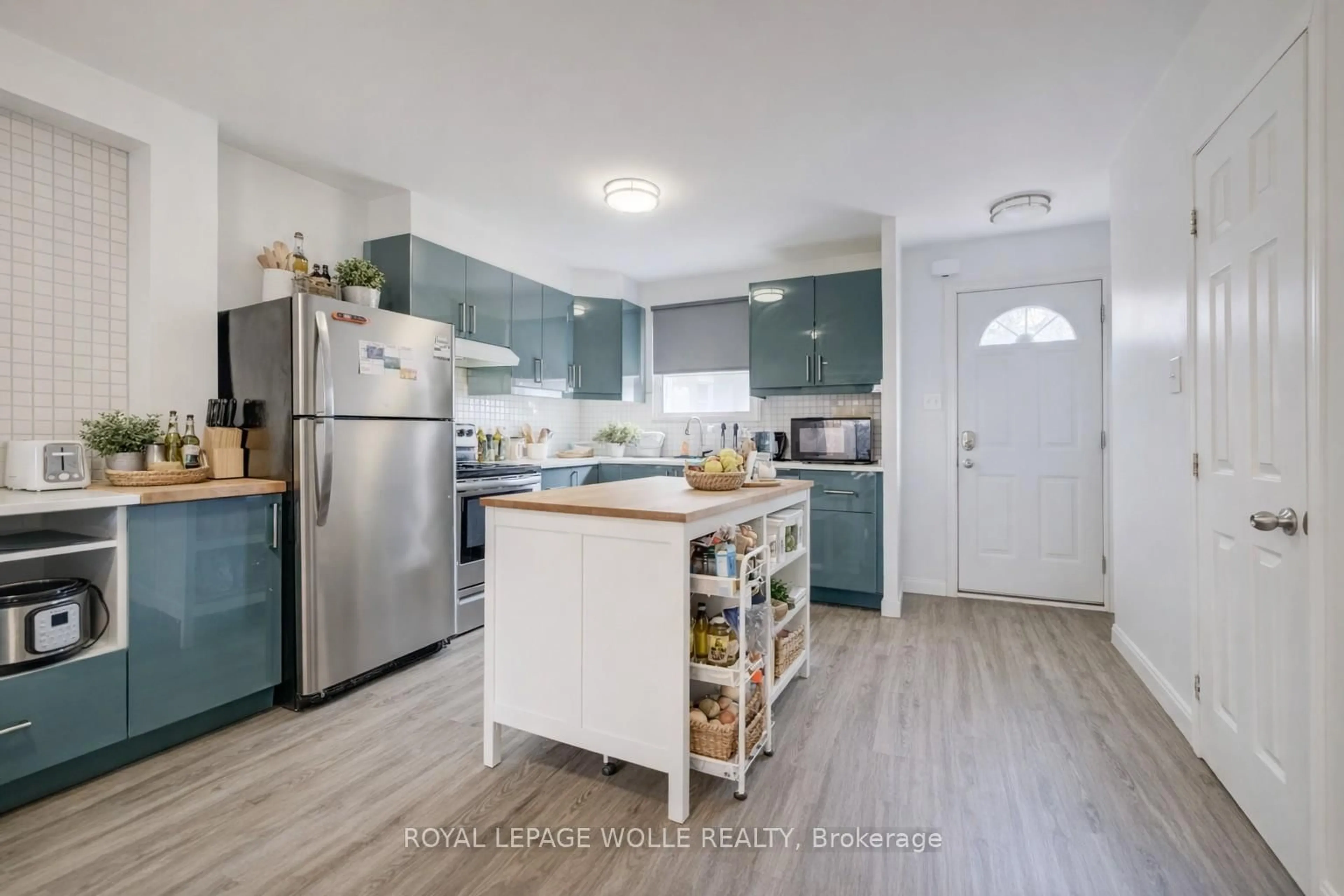 Open concept kitchen, unknown for 174 Westcourt Pl, Waterloo Ontario N2L 2R7