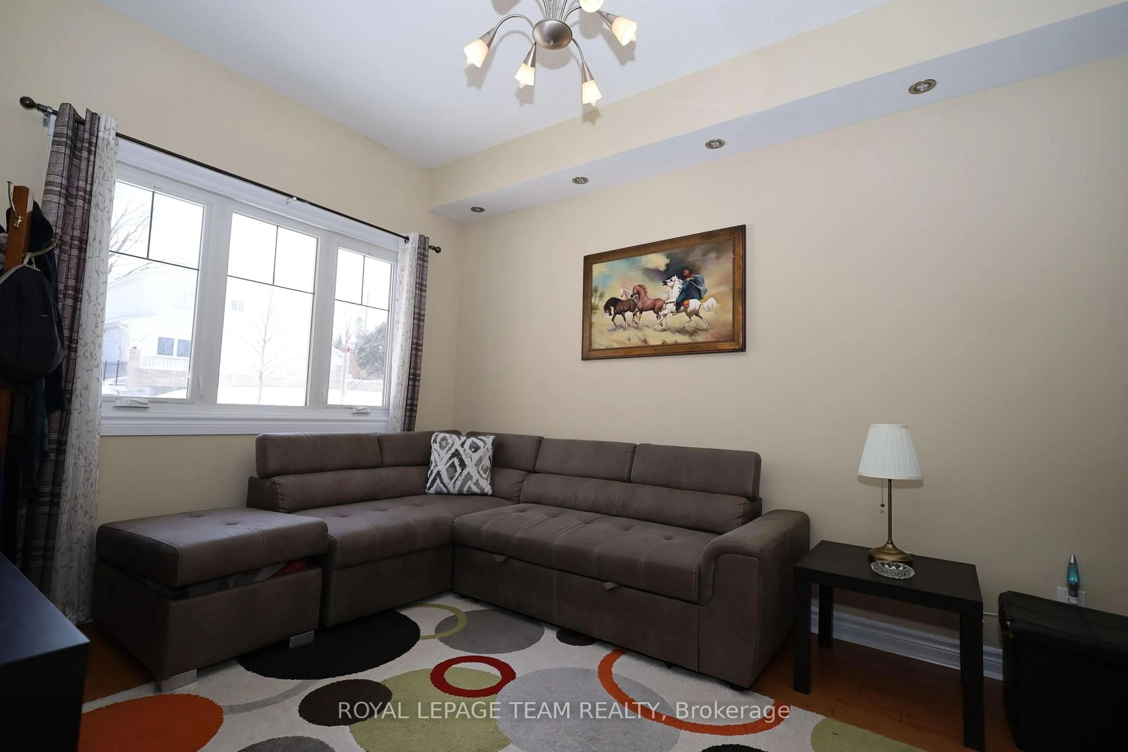 Living room with furniture, unknown for 2194 Niagara Dr, Ottawa Ontario K1H 6L2