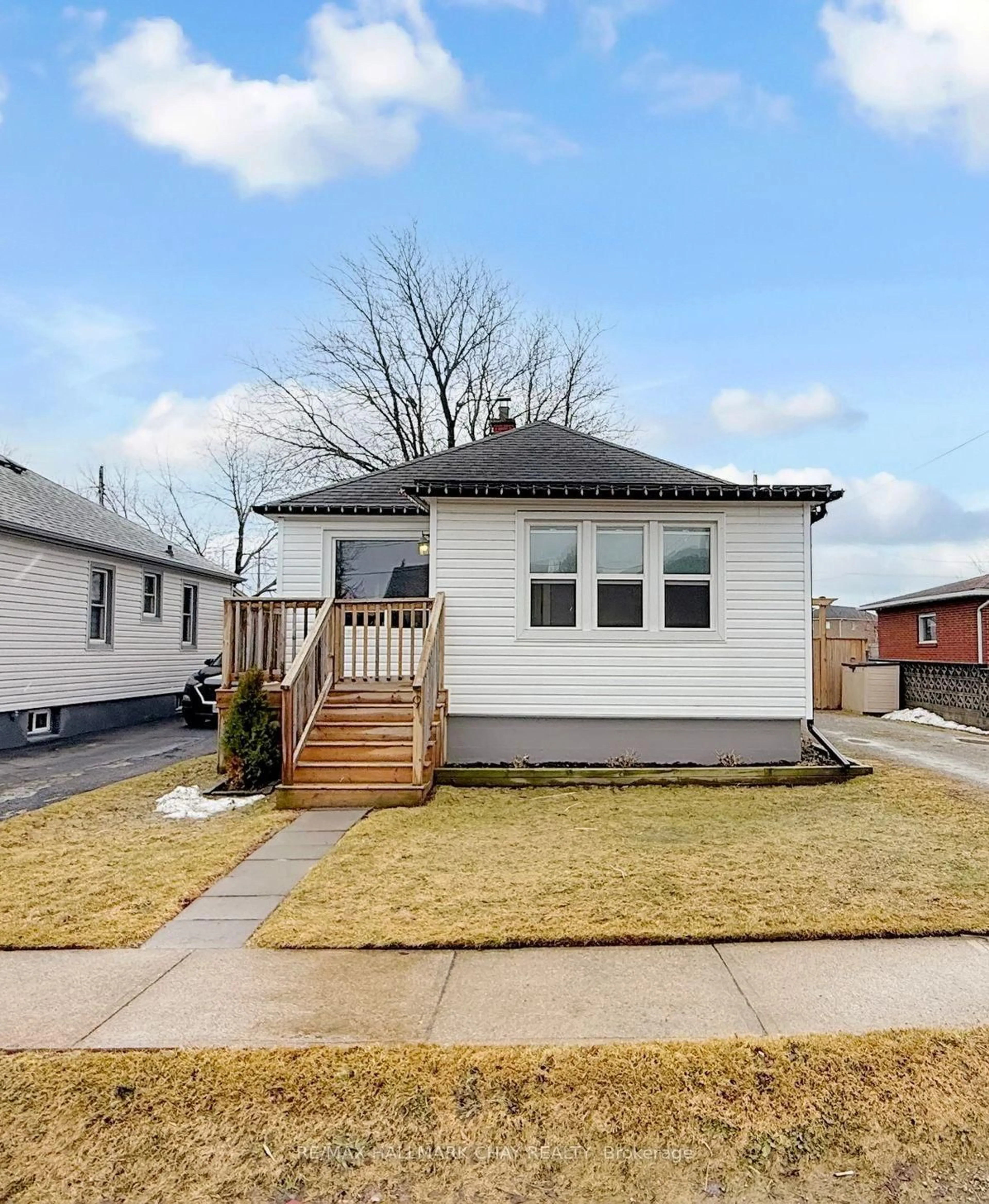 Home with vinyl exterior material, street for 9 Bolton Ave, Thorold Ontario L2V 3H5