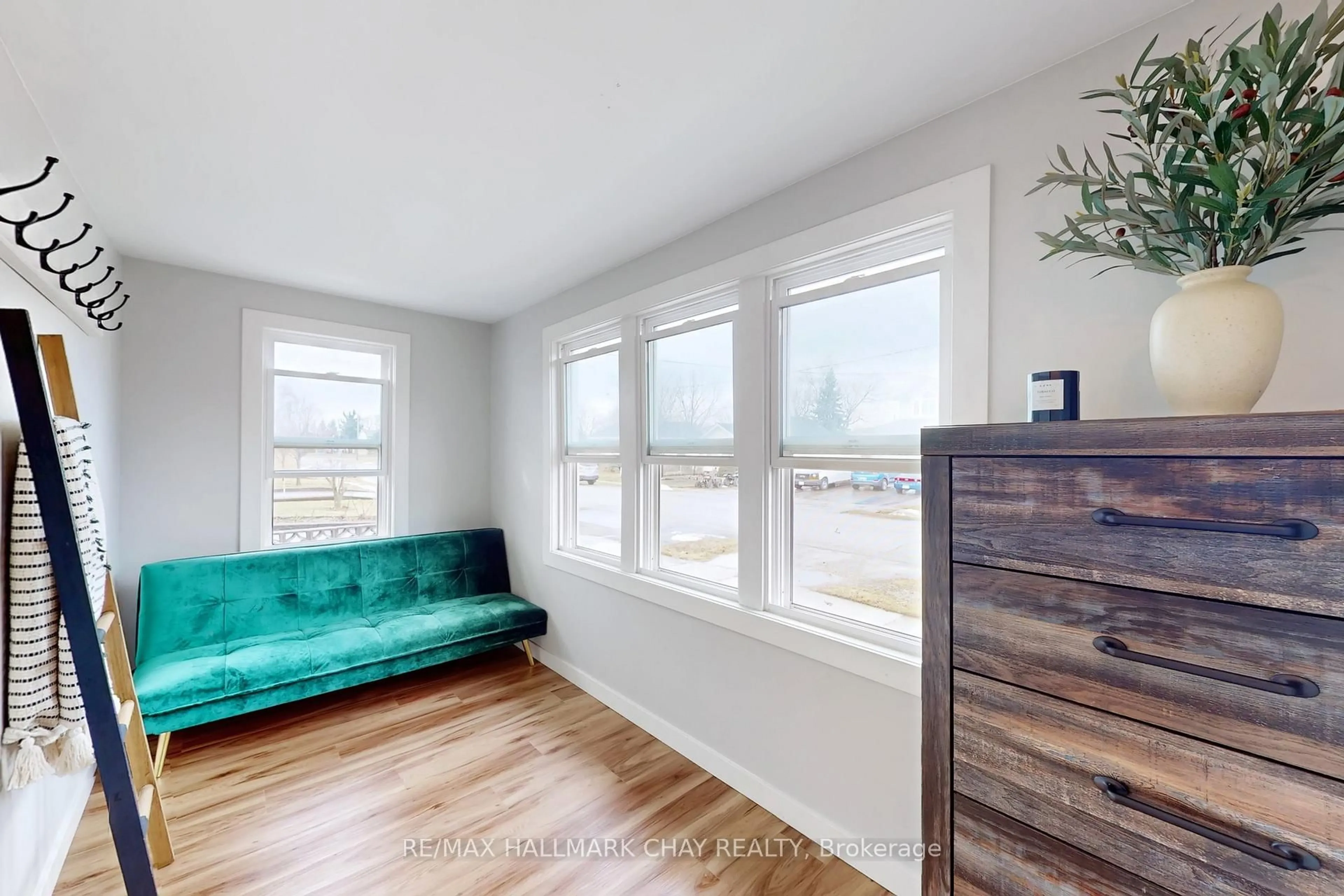 Living room with furniture, wood/laminate floor for 9 Bolton Ave, Thorold Ontario L2V 3H5