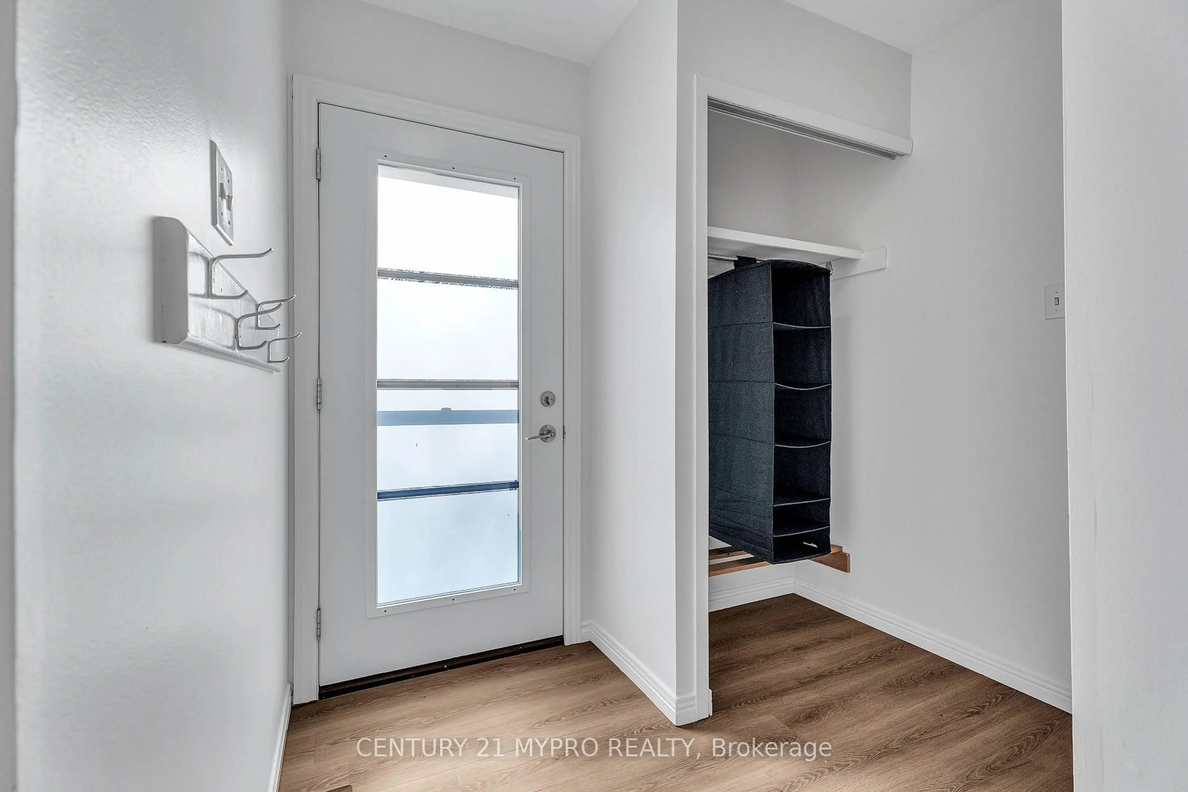 Indoor entryway for 1710 Culver Dr, London East Ontario N5V 3G1