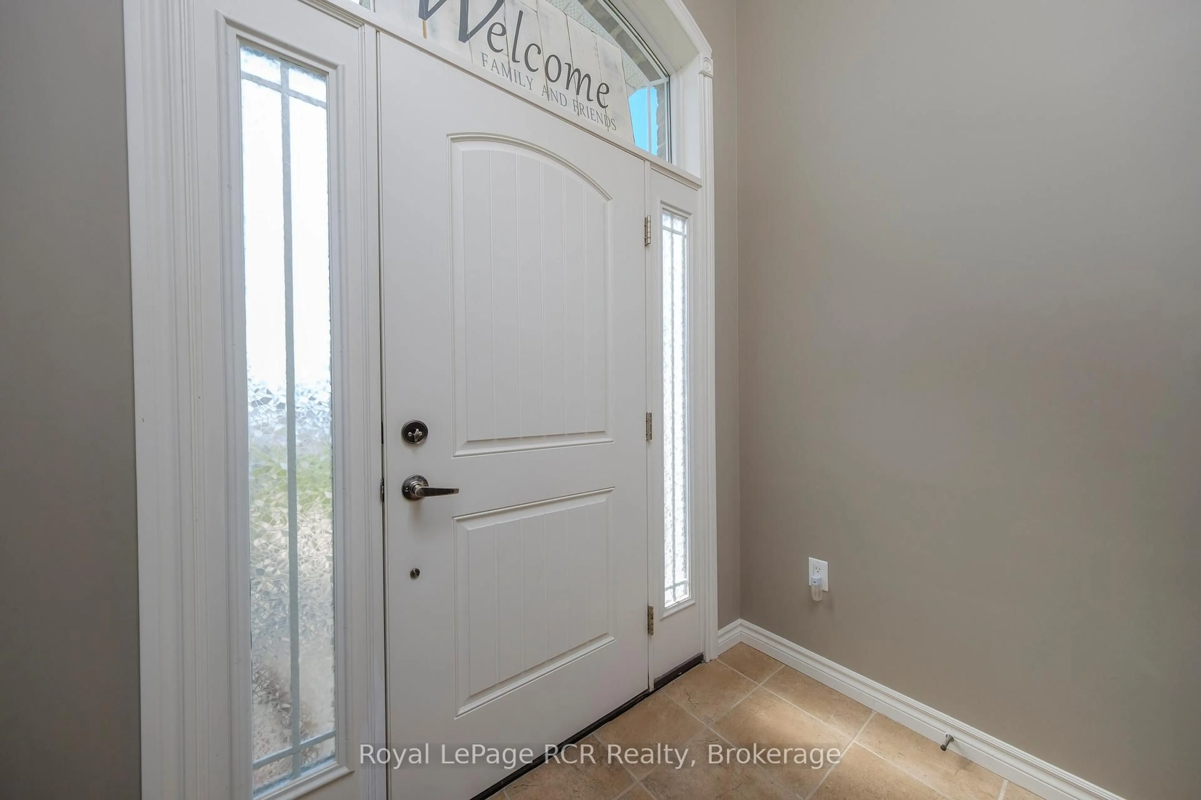 Indoor entryway for 54 Lakefield Dr, Kincardine Ontario N2Z 0C9