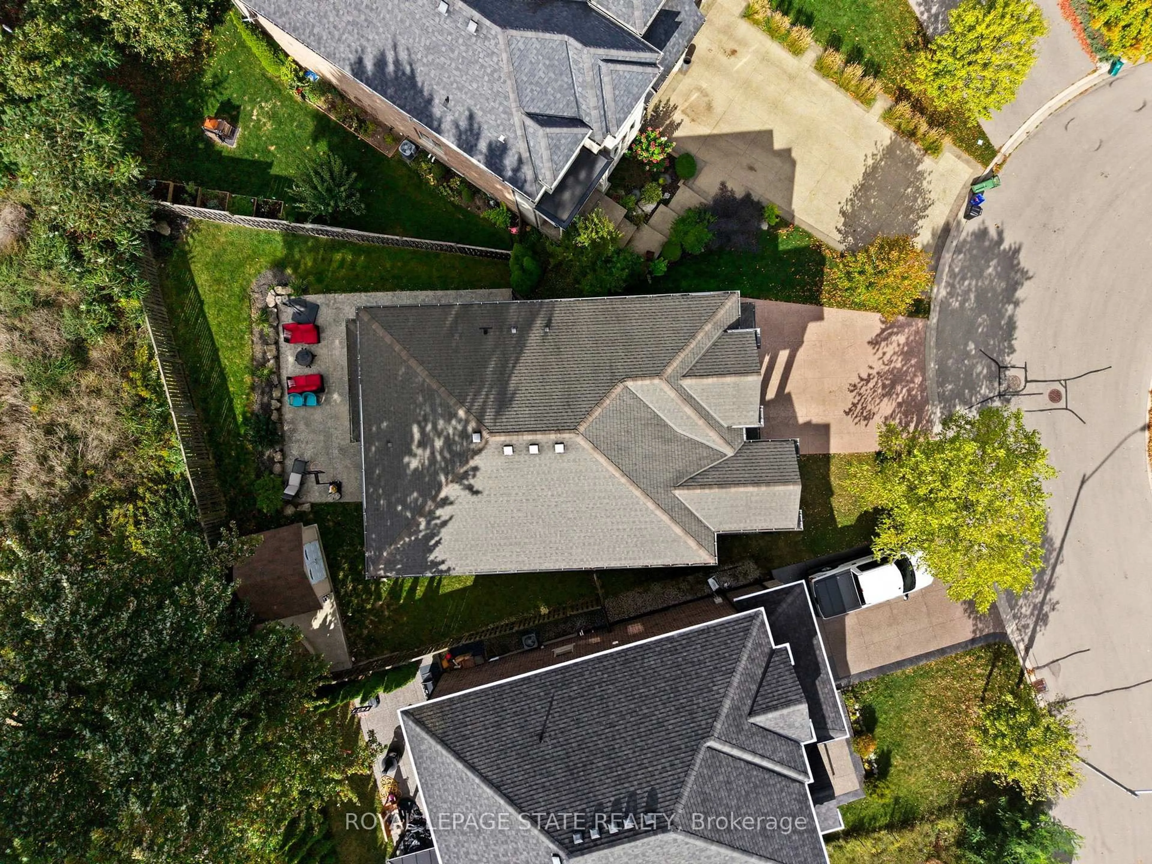 A pic from outside/outdoor area/front of a property/back of a property/a pic from drone, street for 23 kellogg Ave, Hamilton Ontario L0R 1W0