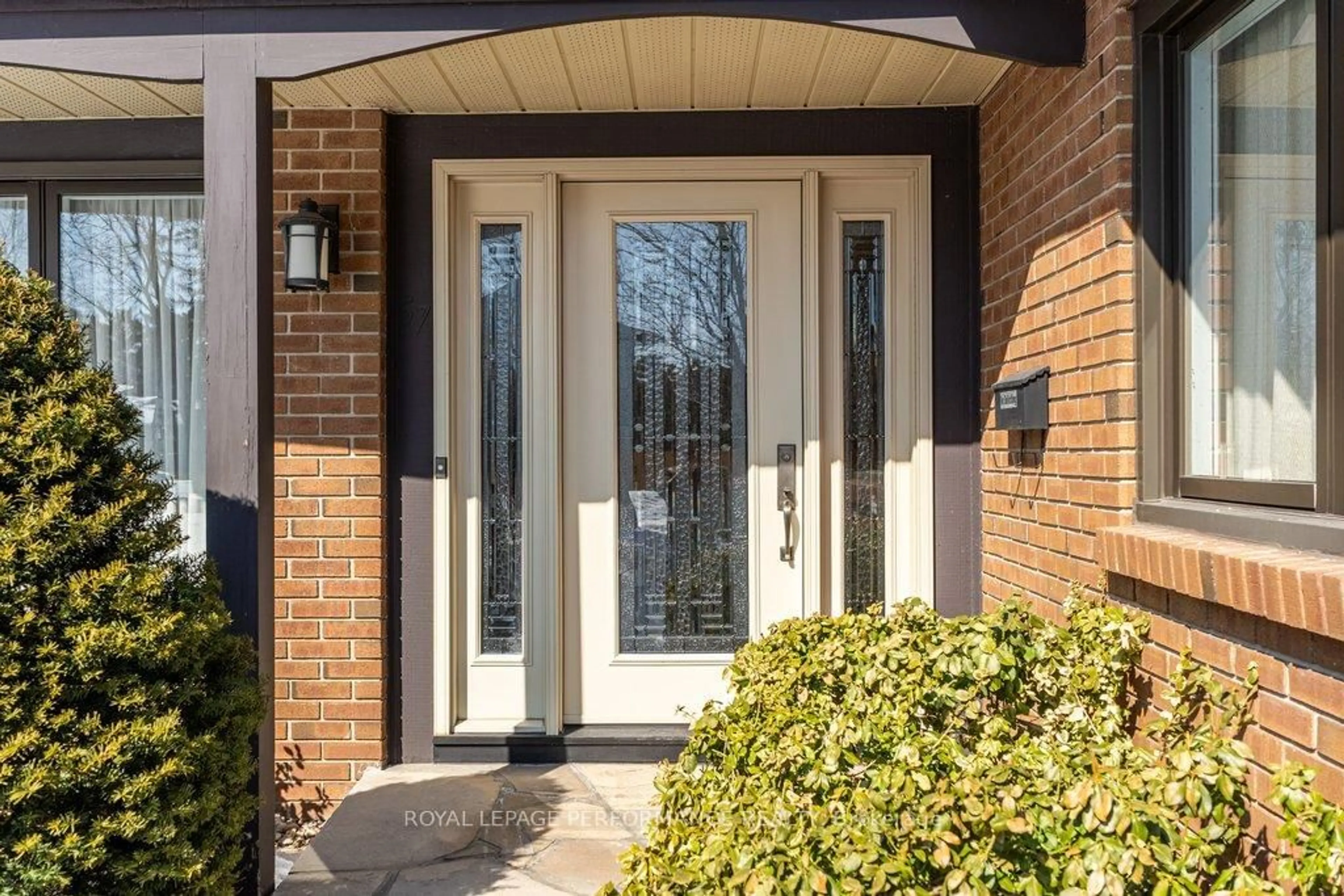 Indoor entryway for 57 Rich Little Dr, Ottawa Ontario K1V 9Y2