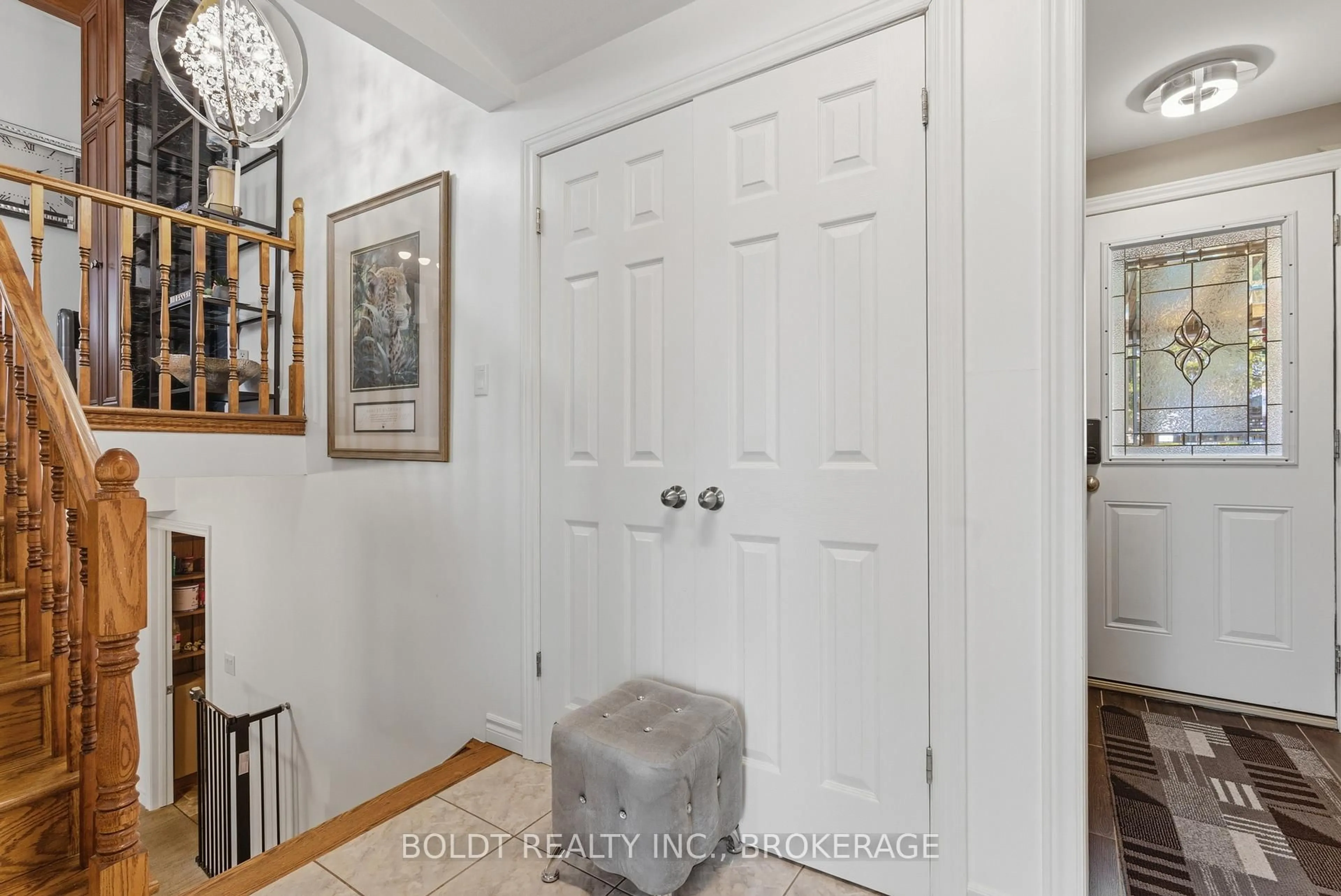 Indoor entryway for 26 Glenayr Pl, Welland Ontario L3C 3M7