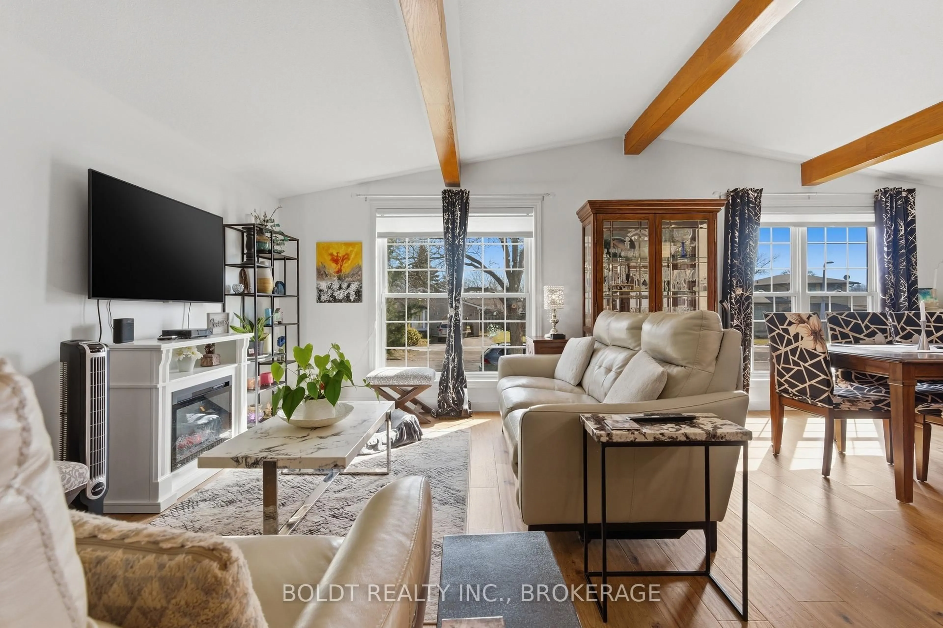 Living room with furniture, unknown for 26 Glenayr Pl, Welland Ontario L3C 3M7