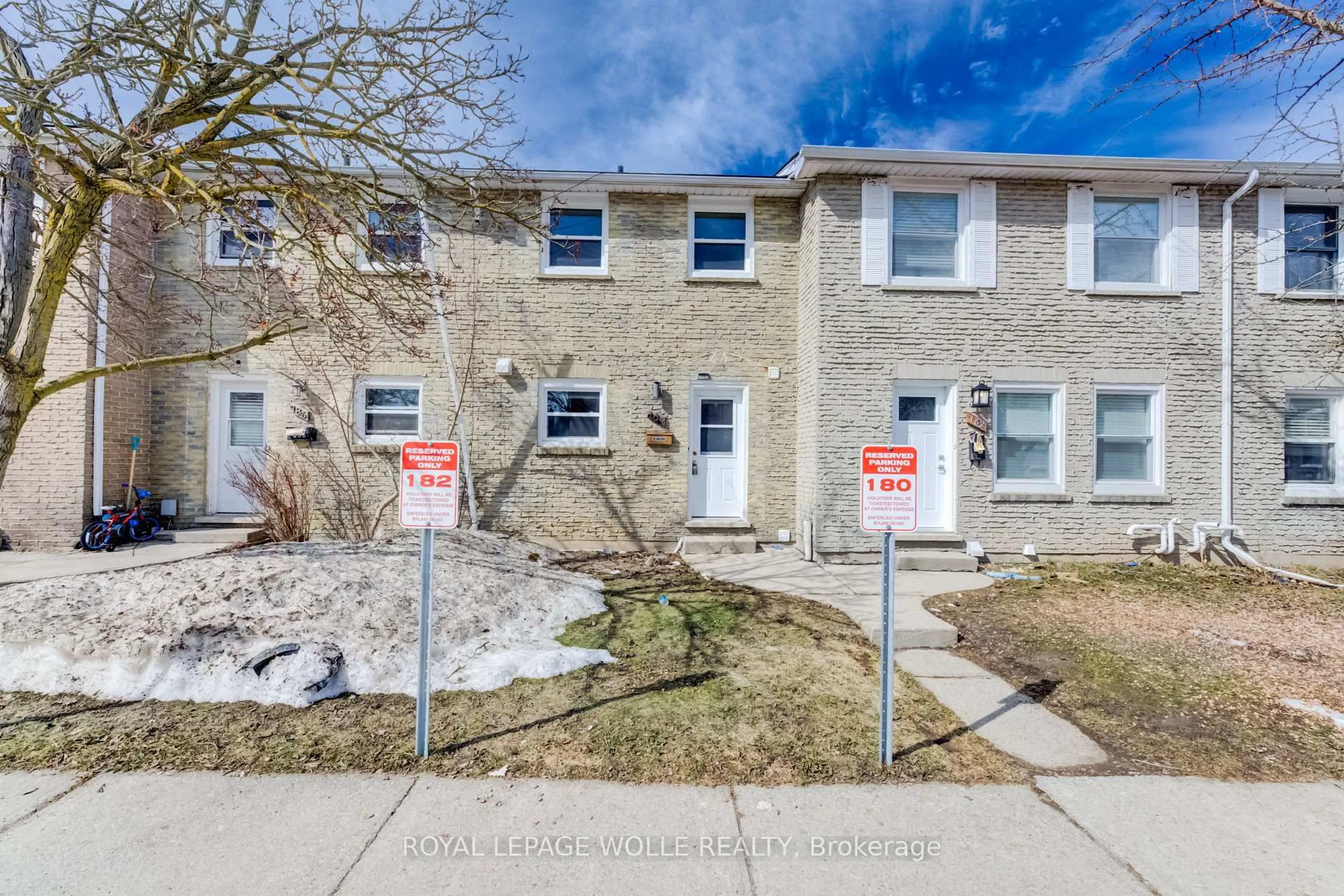 A pic from outside/outdoor area/front of a property/back of a property/a pic from drone, street for 184 Westcourt Pl, Waterloo Ontario N2L 2R7