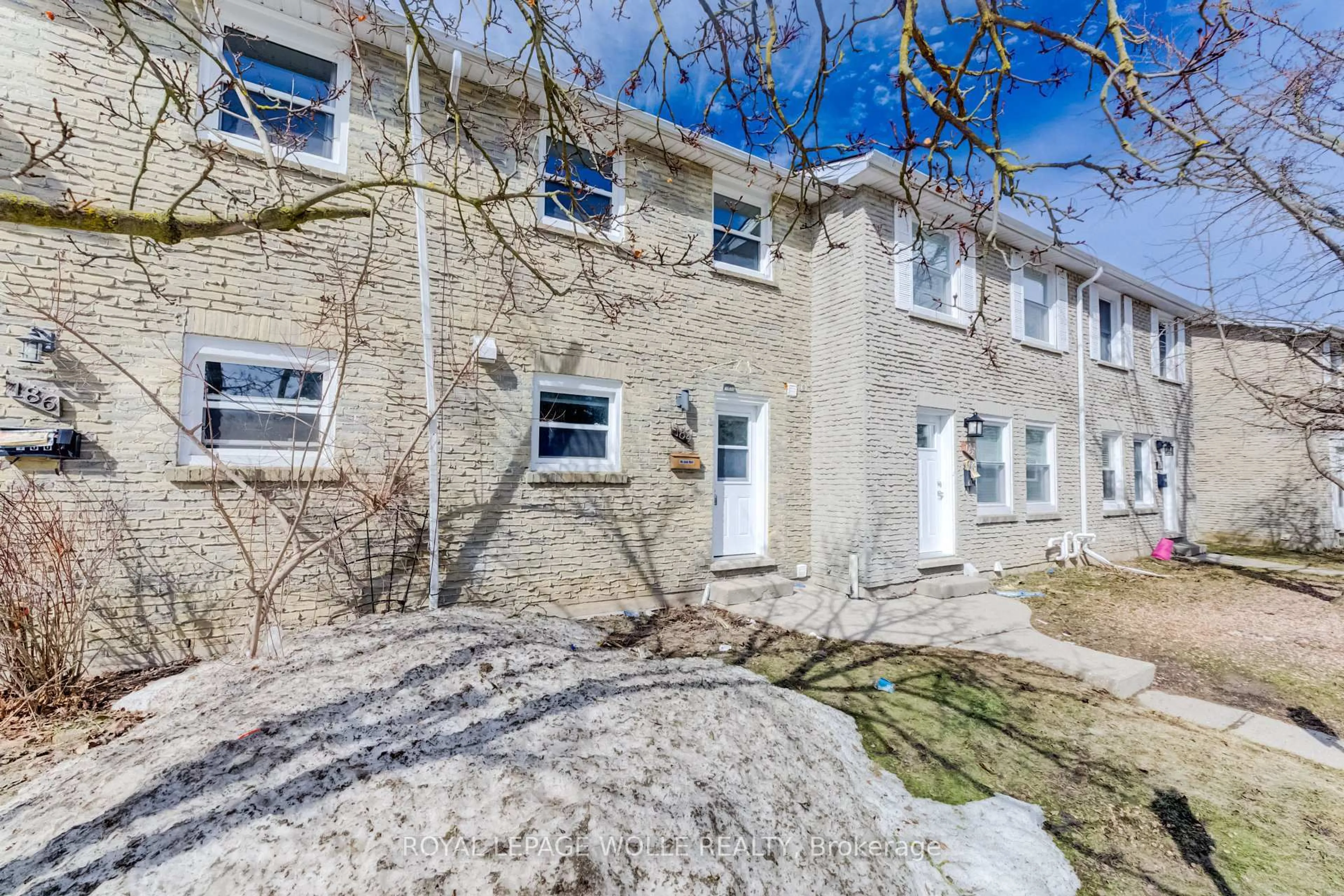 A pic from outside/outdoor area/front of a property/back of a property/a pic from drone, street for 184 Westcourt Pl, Waterloo Ontario N2L 2R7