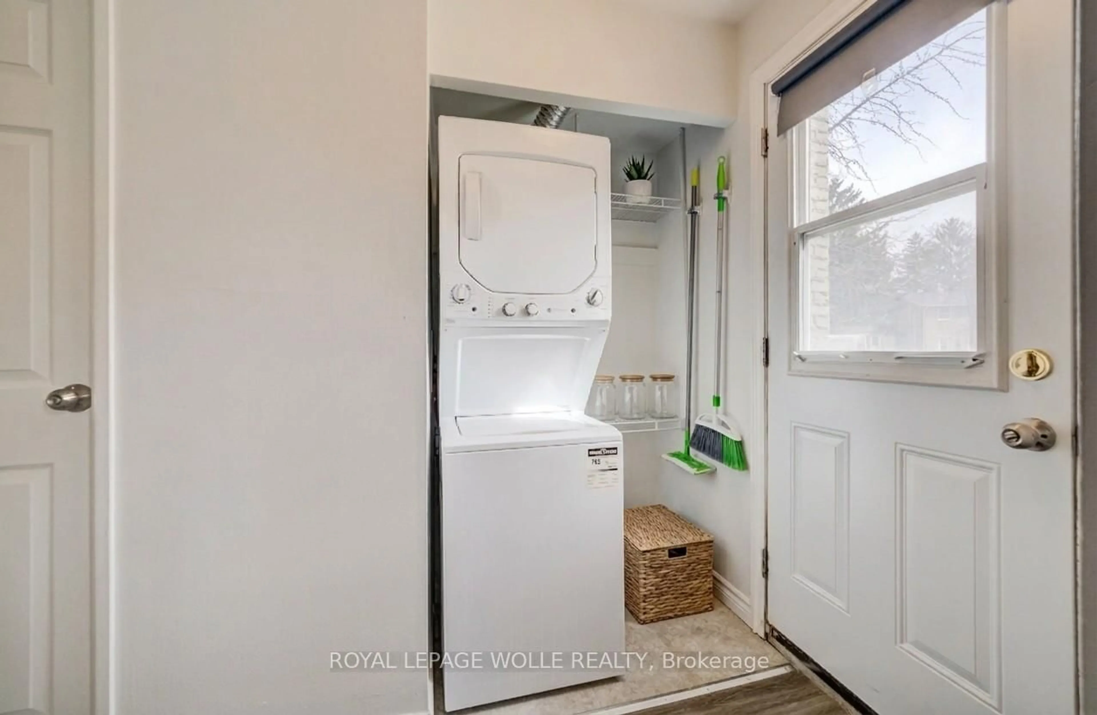 Laundry room for 184 Westcourt Pl, Waterloo Ontario N2L 2R7