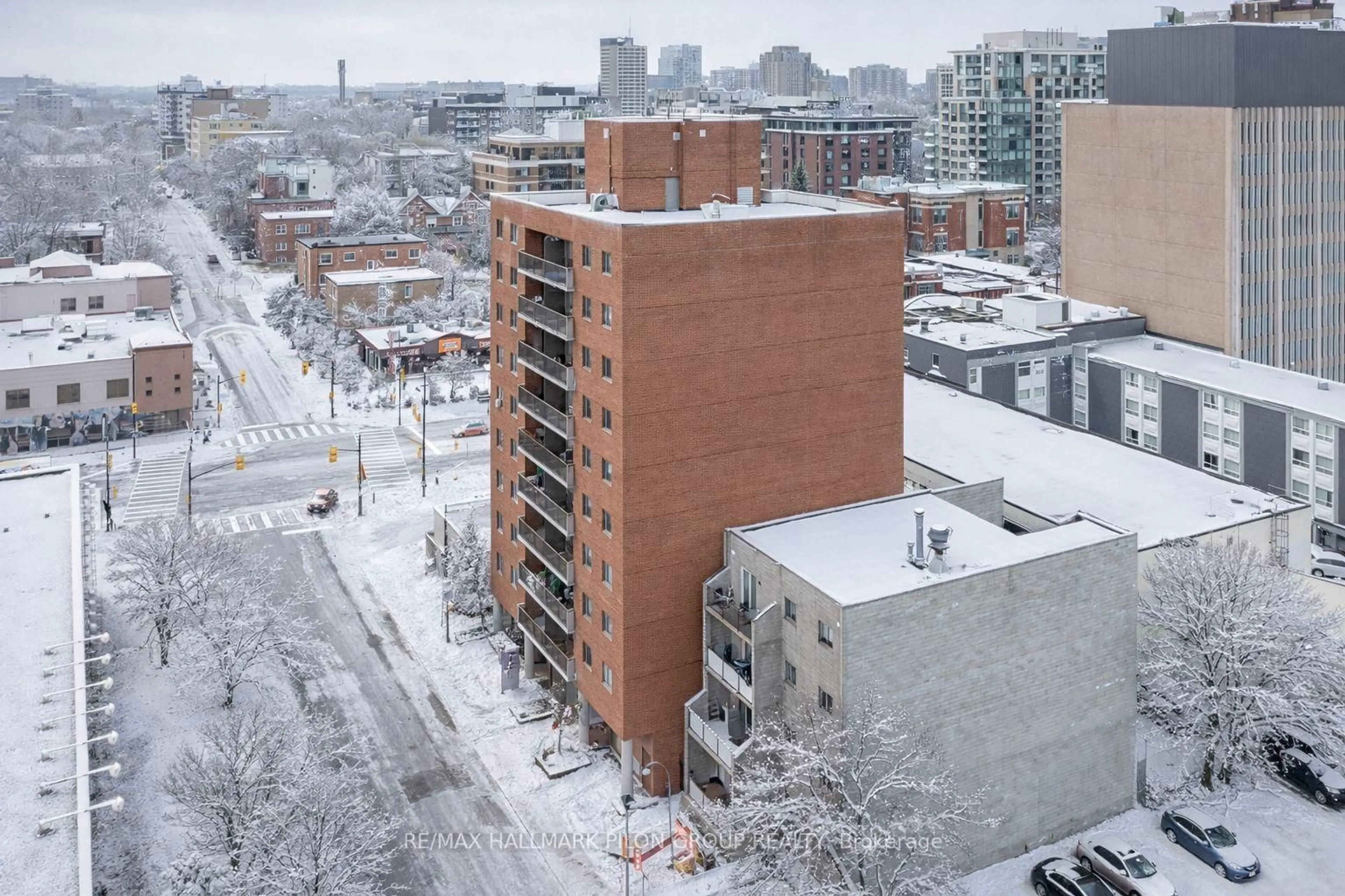 A pic from outside/outdoor area/front of a property/back of a property/a pic from drone, city buildings view from balcony for 154 Nelson St #902, Ottawa Ontario K1N 7R5