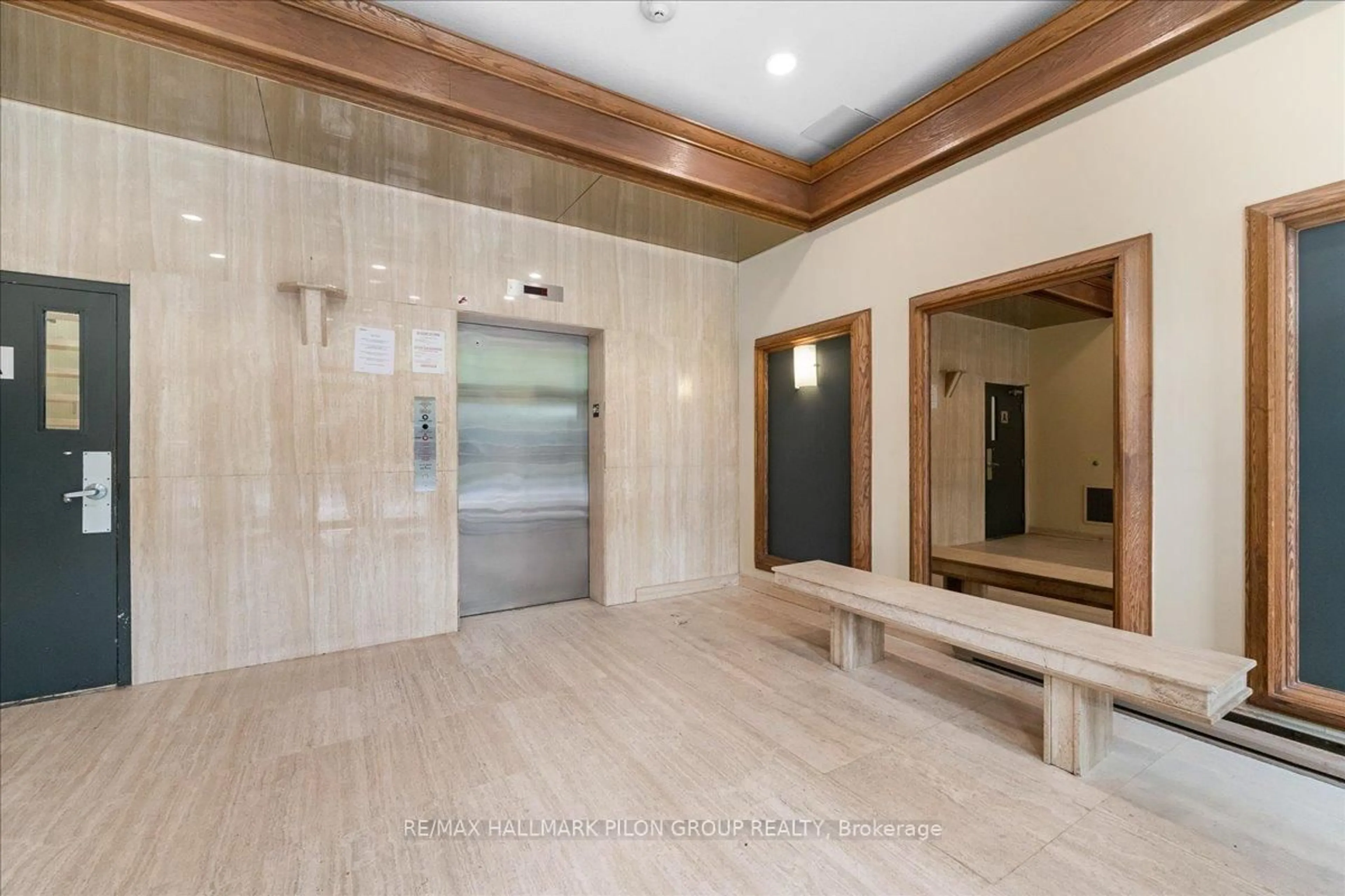 Indoor foyer for 154 Nelson St #902, Ottawa Ontario K1N 7R5